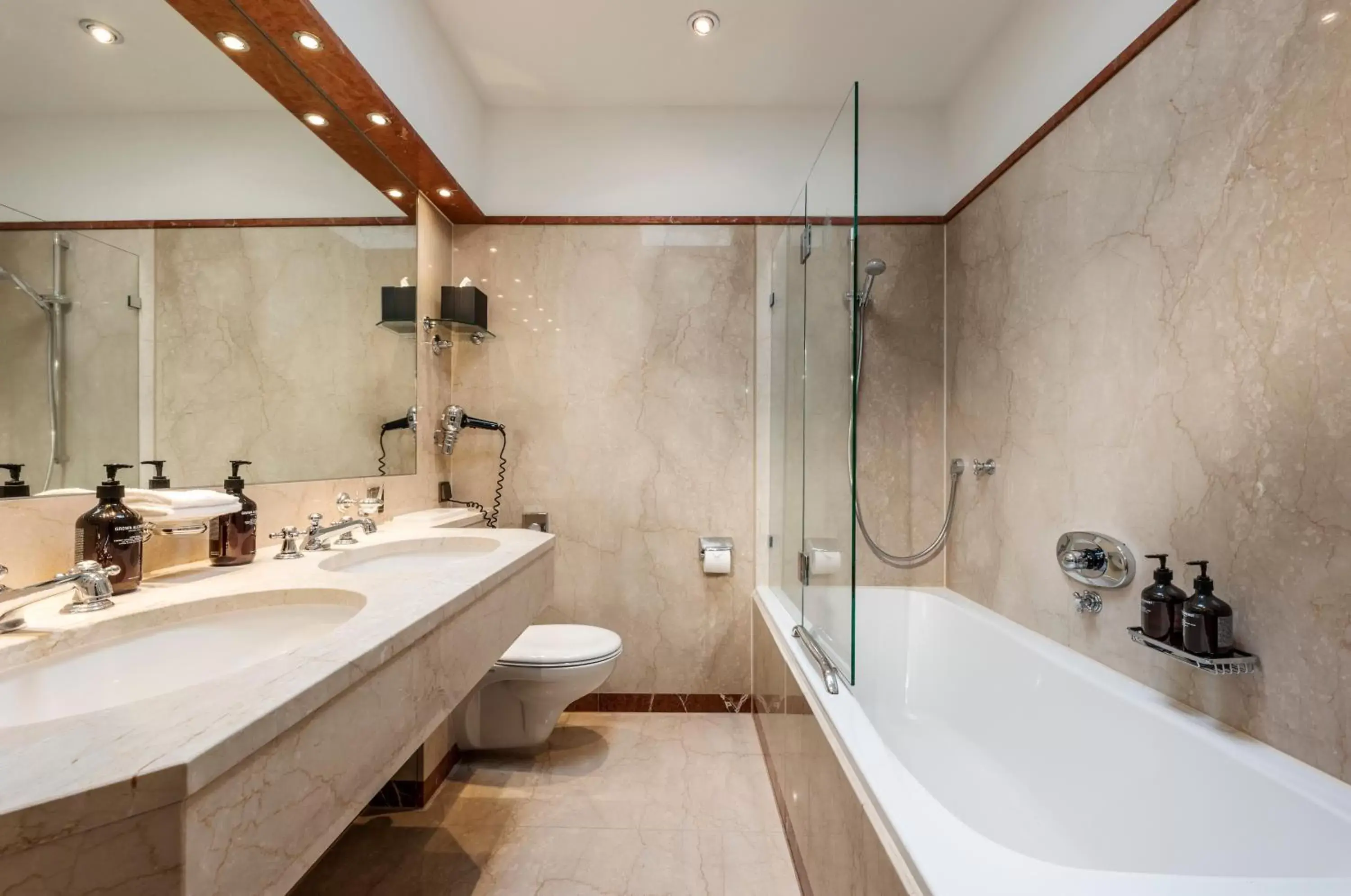 Bathroom in Parkhotel Bremen – ein Mitglied der Hommage Luxury Hotels Collection
