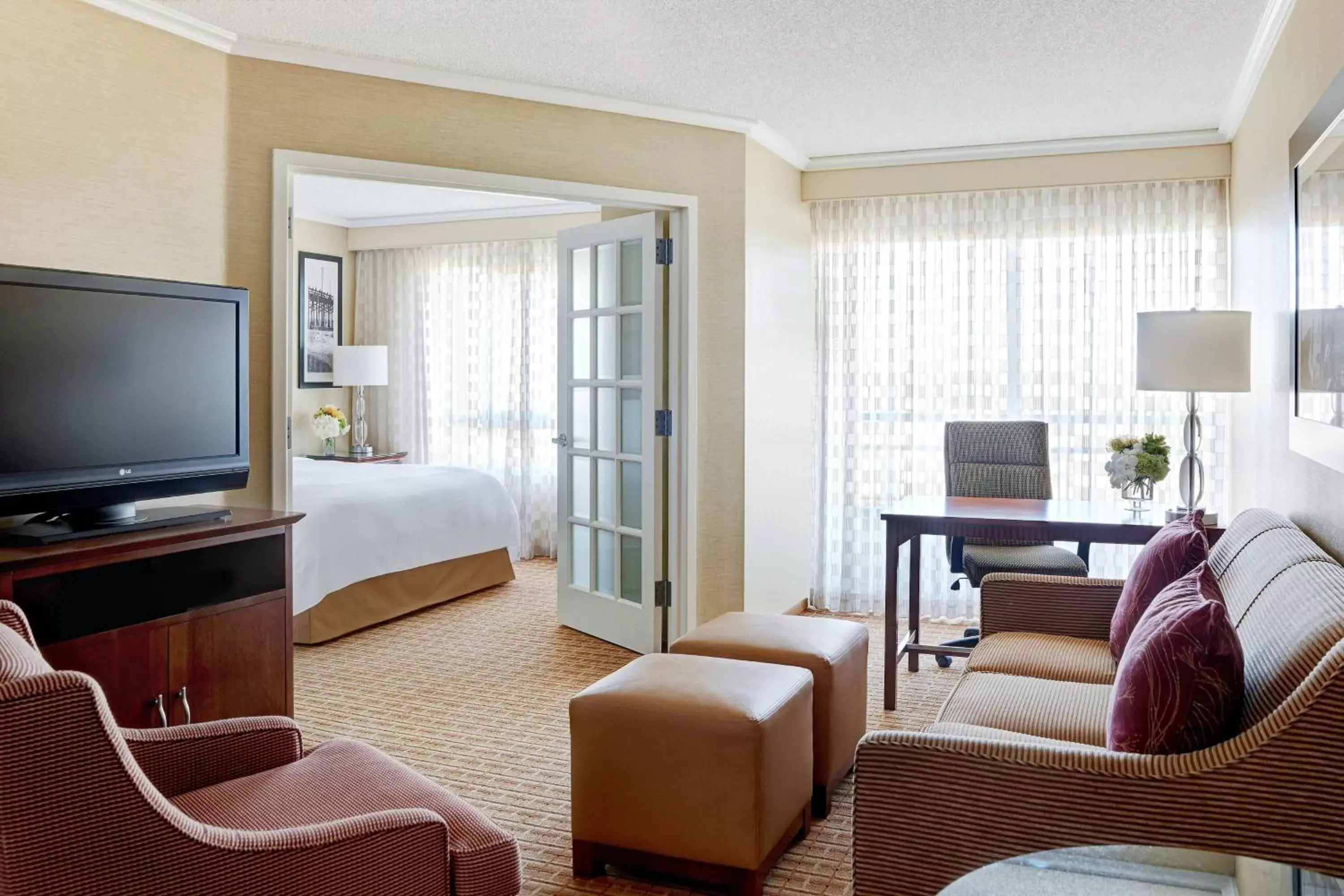 Photo of the whole room, Seating Area in Newport Beach Marriott Bayview