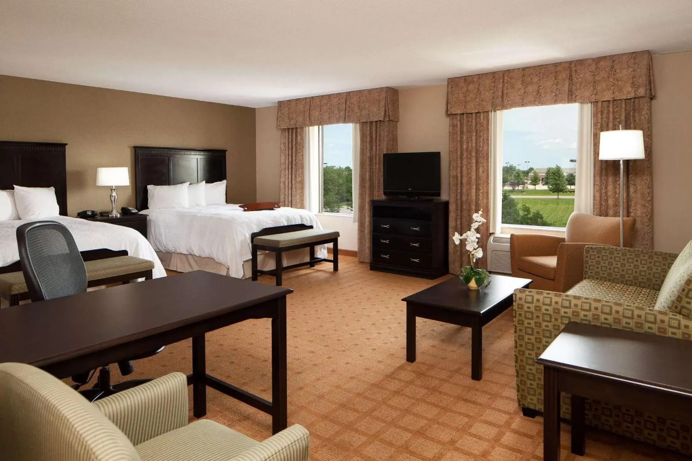 Bed in Hampton Inn & Suites Chicago/Saint Charles