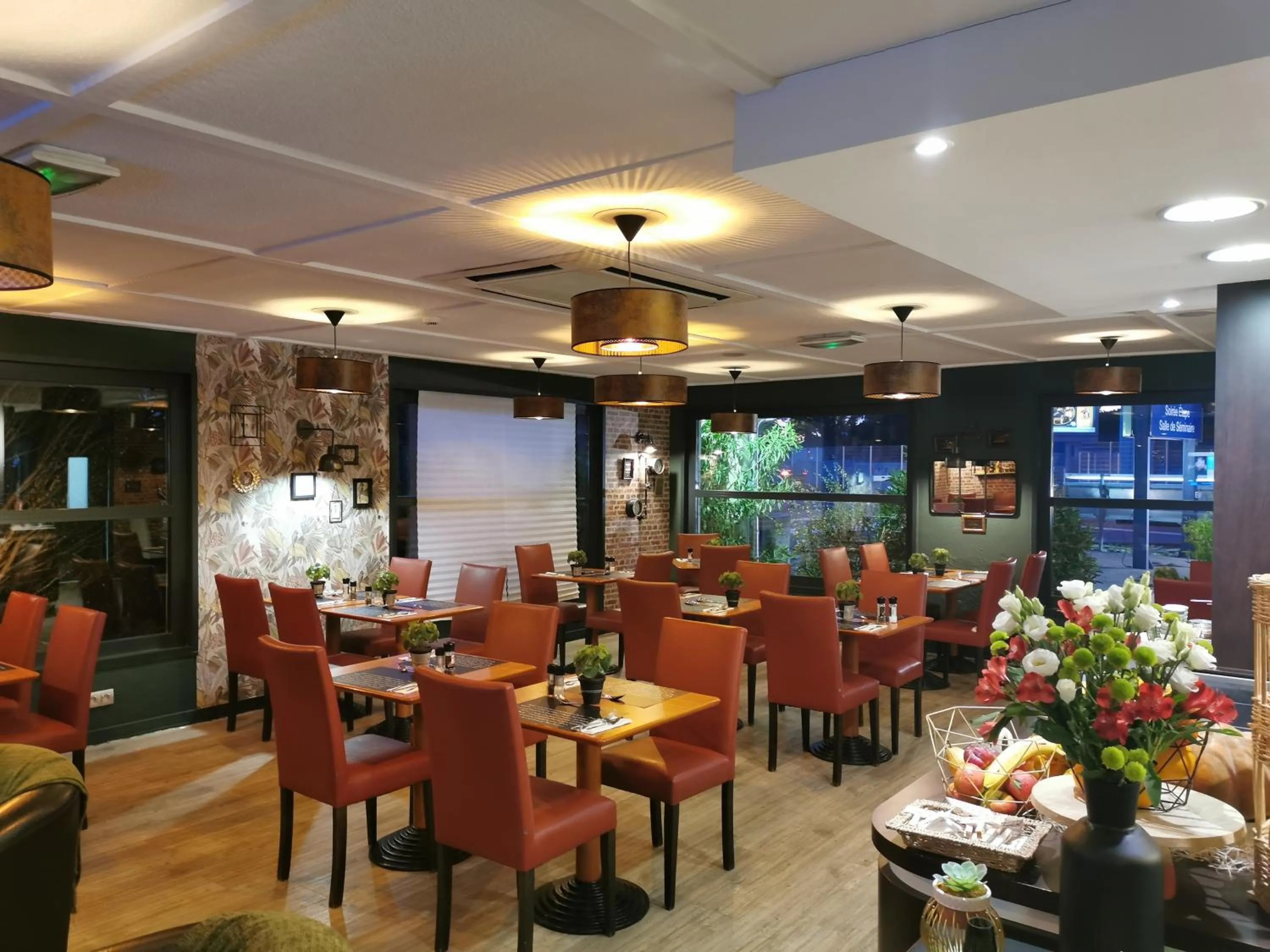 Restaurant/places to eat in Hôtel Kyriad Cap Sud