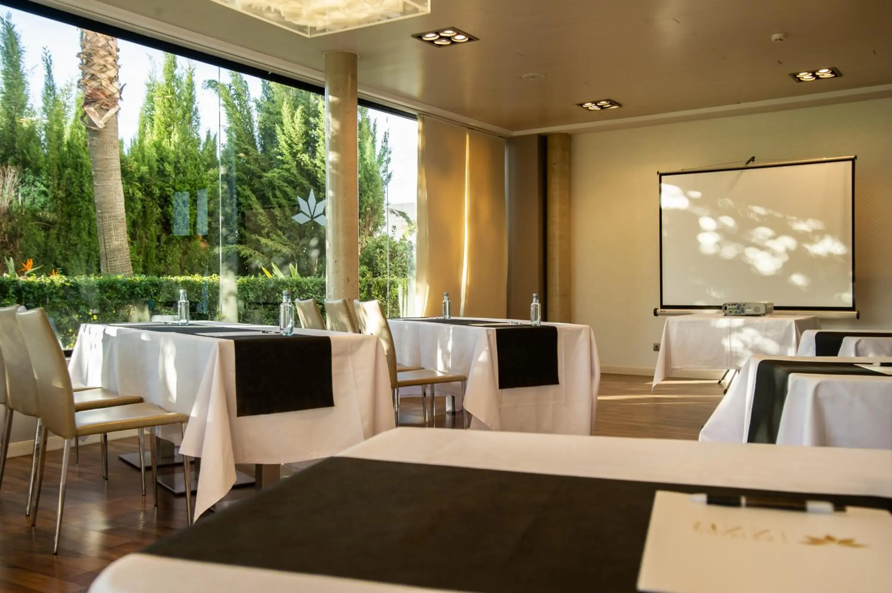 Meeting/conference room, Restaurant/Places to Eat in azz Hotel Tactica