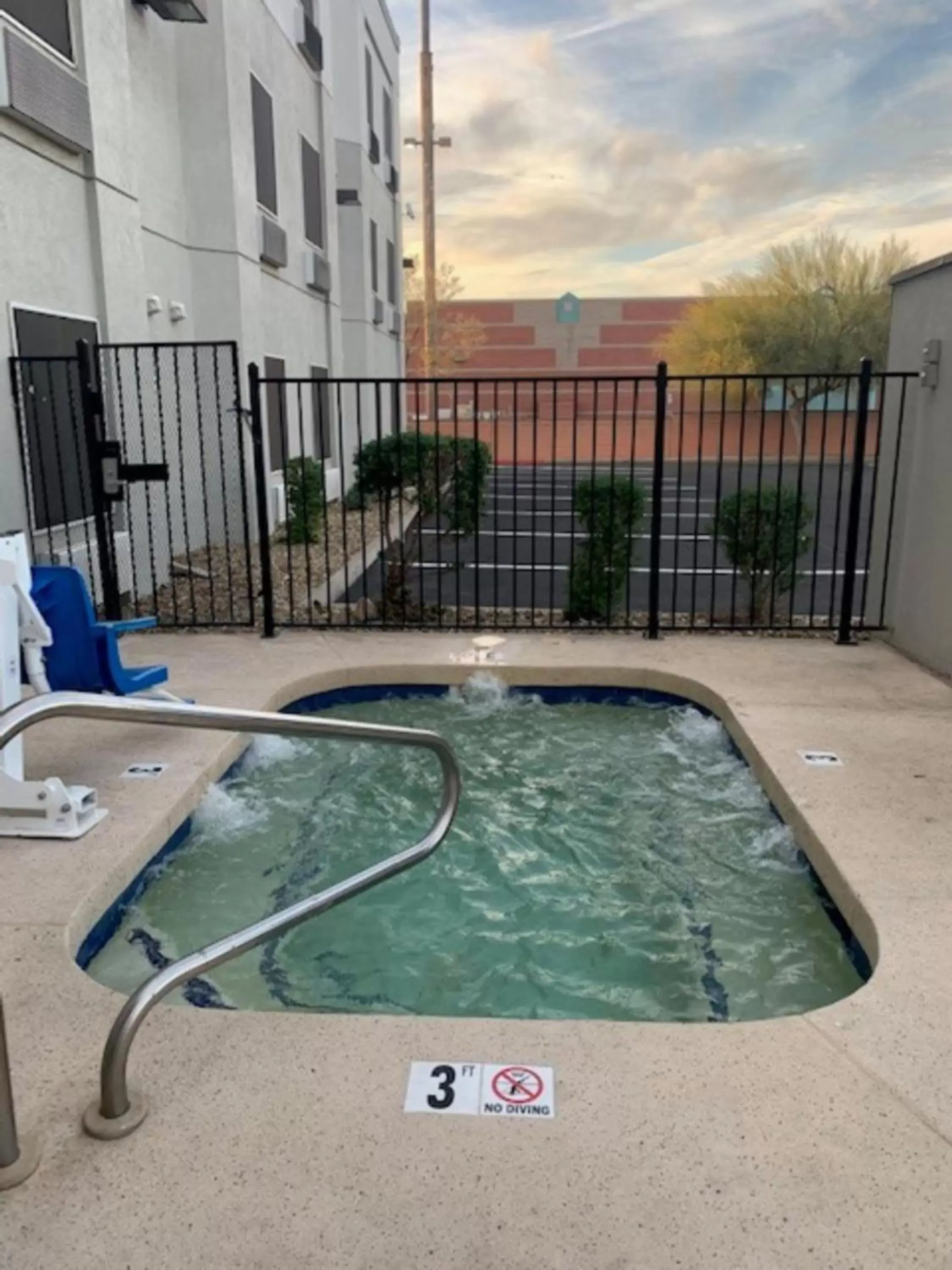 Hot Tub, Swimming Pool in Surestay Plus Hotel by Best Western Superstition Springs