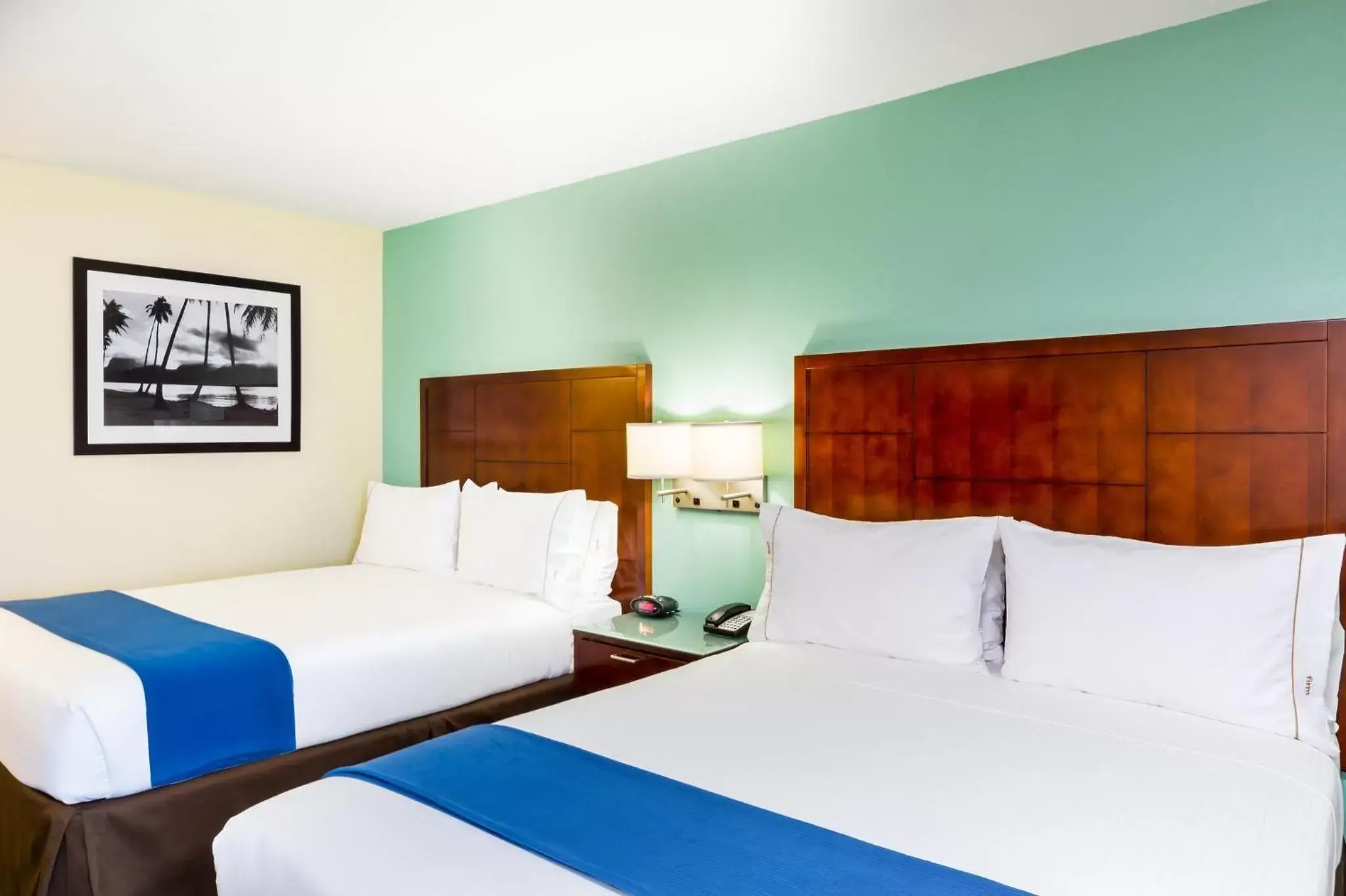 Photo of the whole room, Bed in Holiday Inn Express San Diego SeaWorld, an IHG Hotel