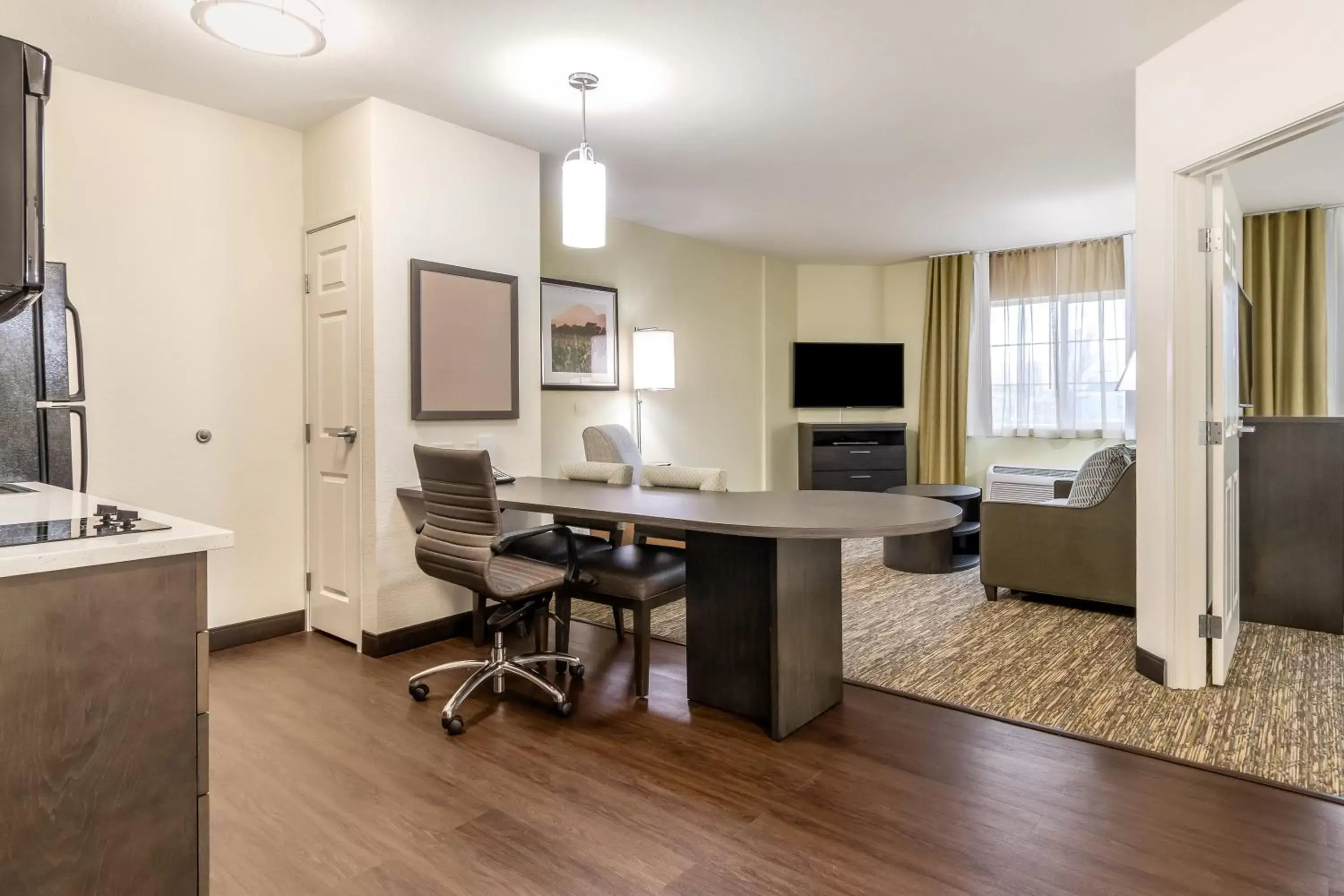 Bedroom, Kitchen/Kitchenette in Candlewood Suites Portland Airport, an IHG Hotel