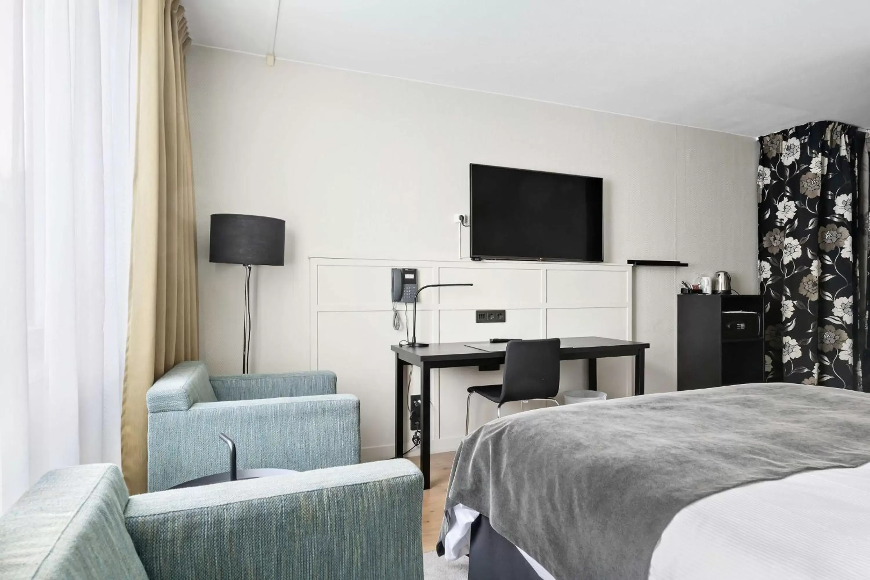 Bedroom, TV/Entertainment Center in Best Western Plus Grand Hotel Elektra