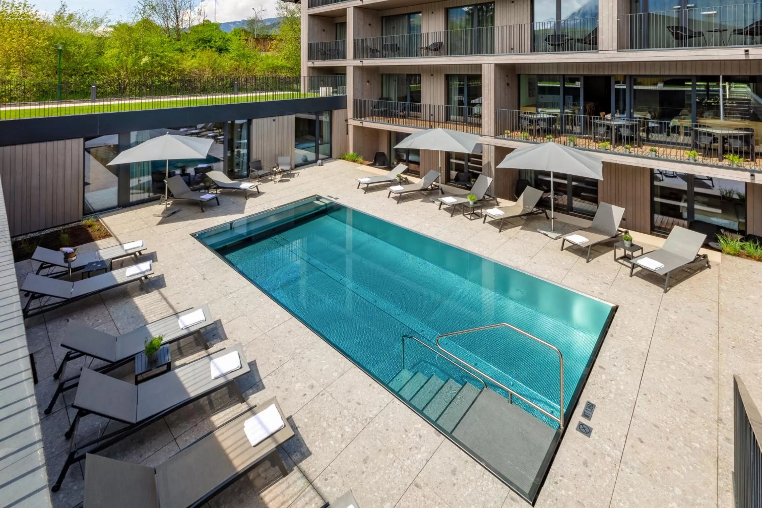 Swimming pool in Emma Deluxe Aparthotel direkt beim Skibus