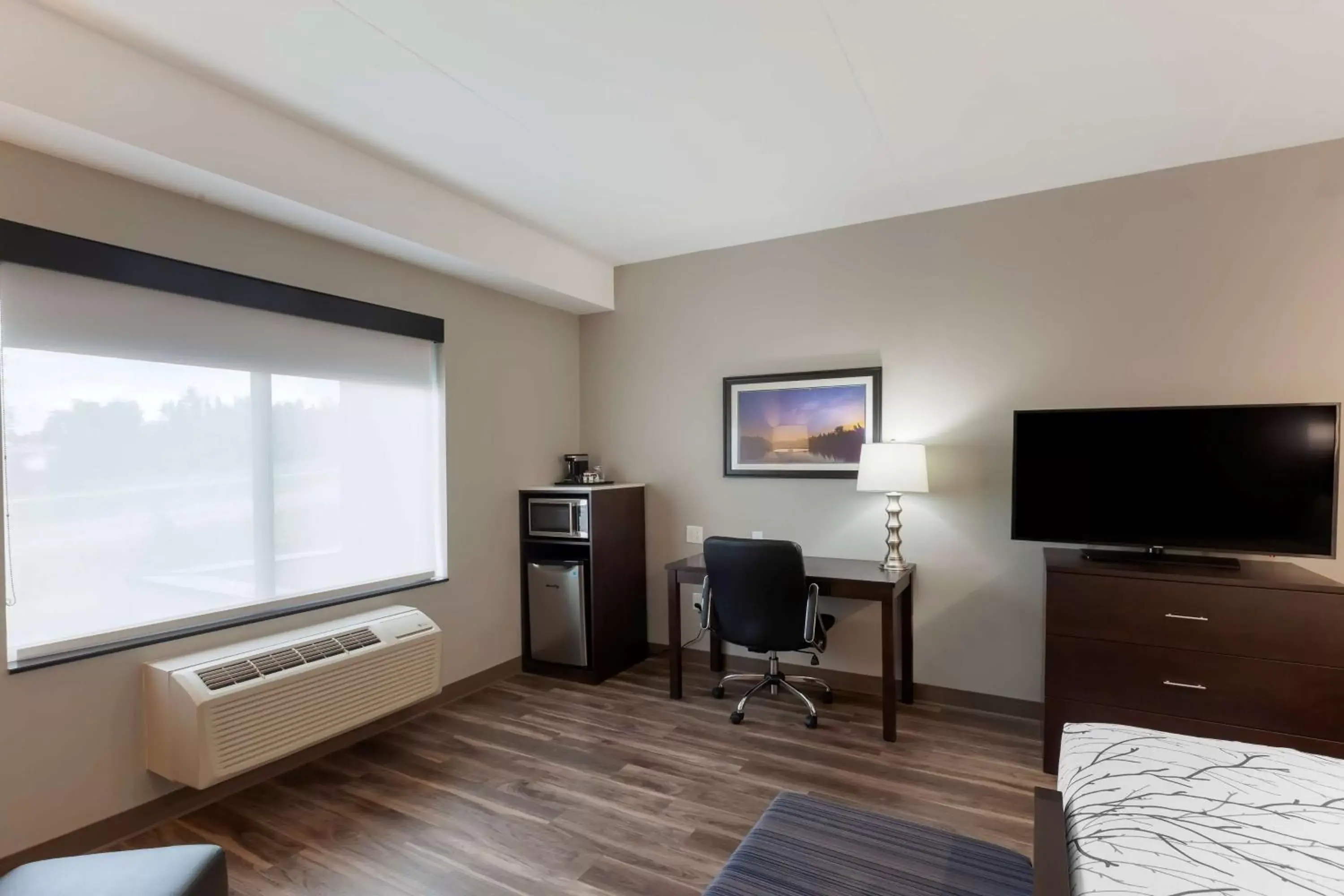 Bedroom, TV/Entertainment Center in Best Western Premier Northwood Hotel
