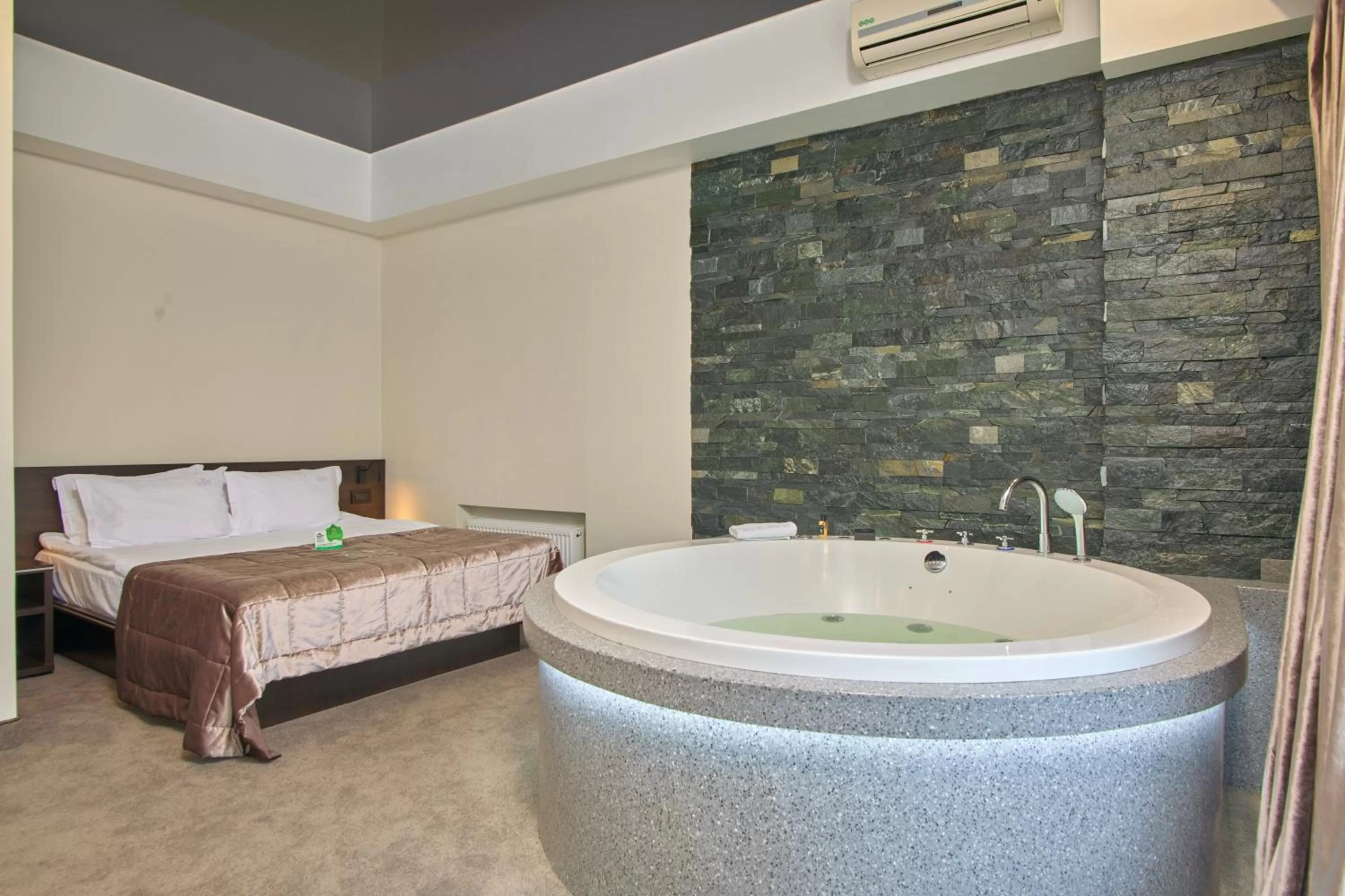 Suite with Balcony in Hotel & Spa NEMO with dolphins