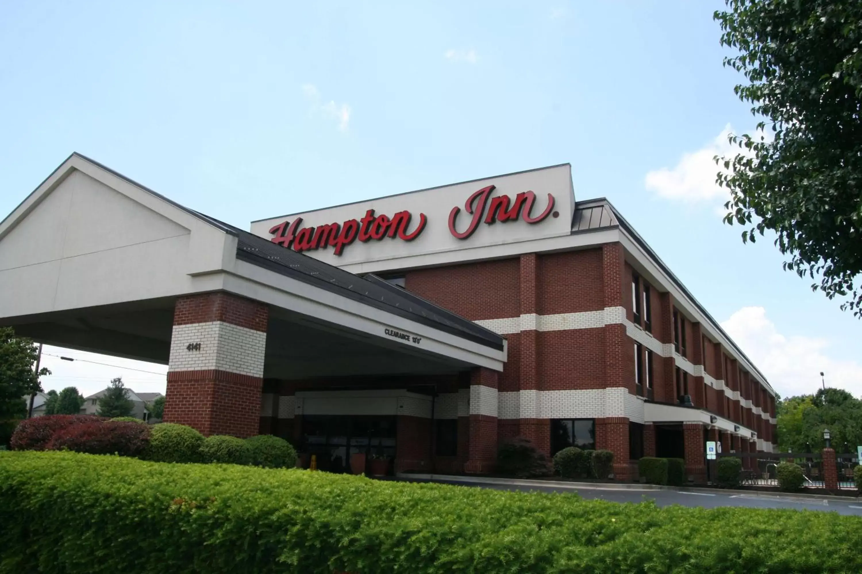 Property building in Hampton Inn Somerset Property building in Hampton Inn Somerset