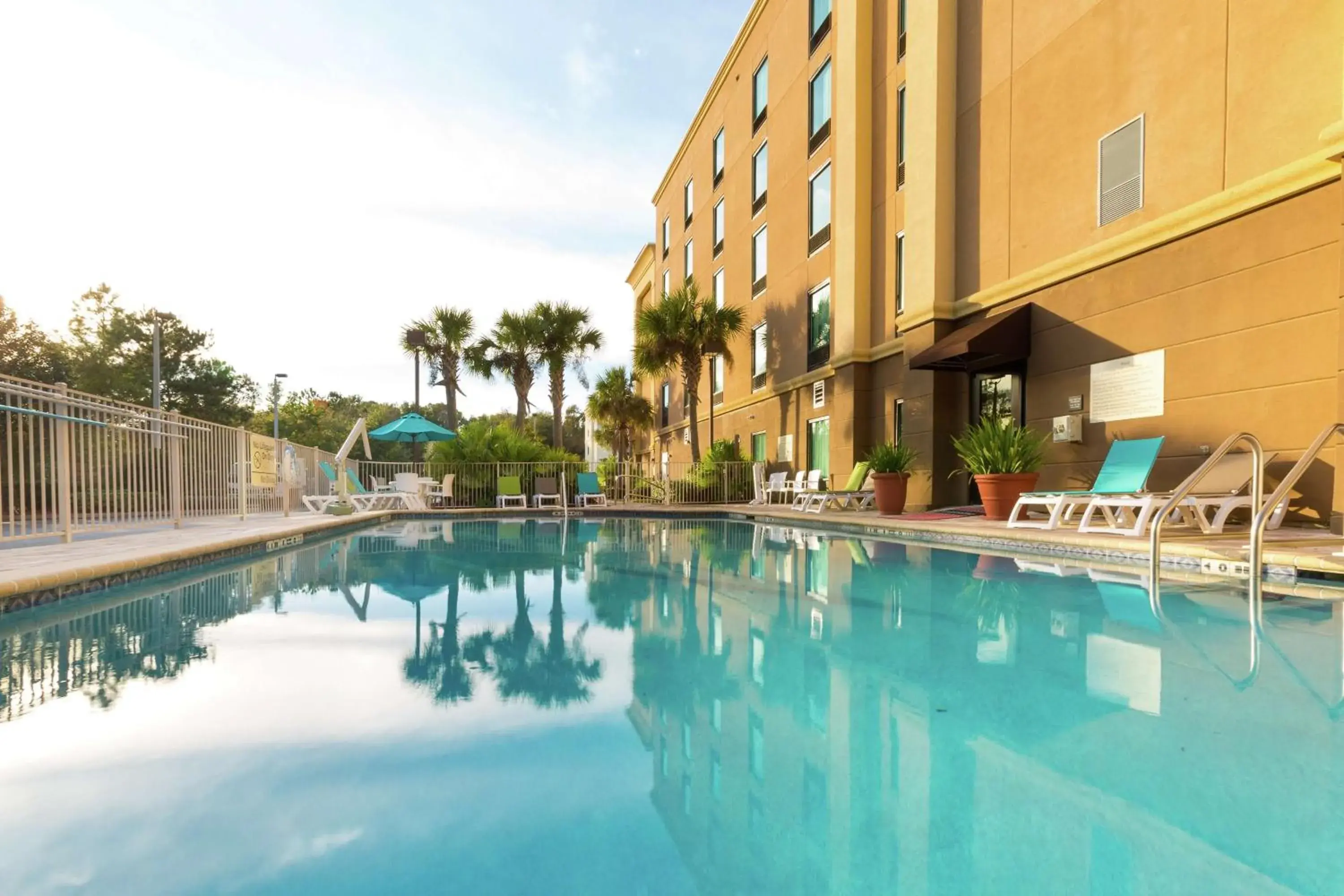 Property building, Swimming Pool in Hampton Inn & Suites Jacksonville-Airport