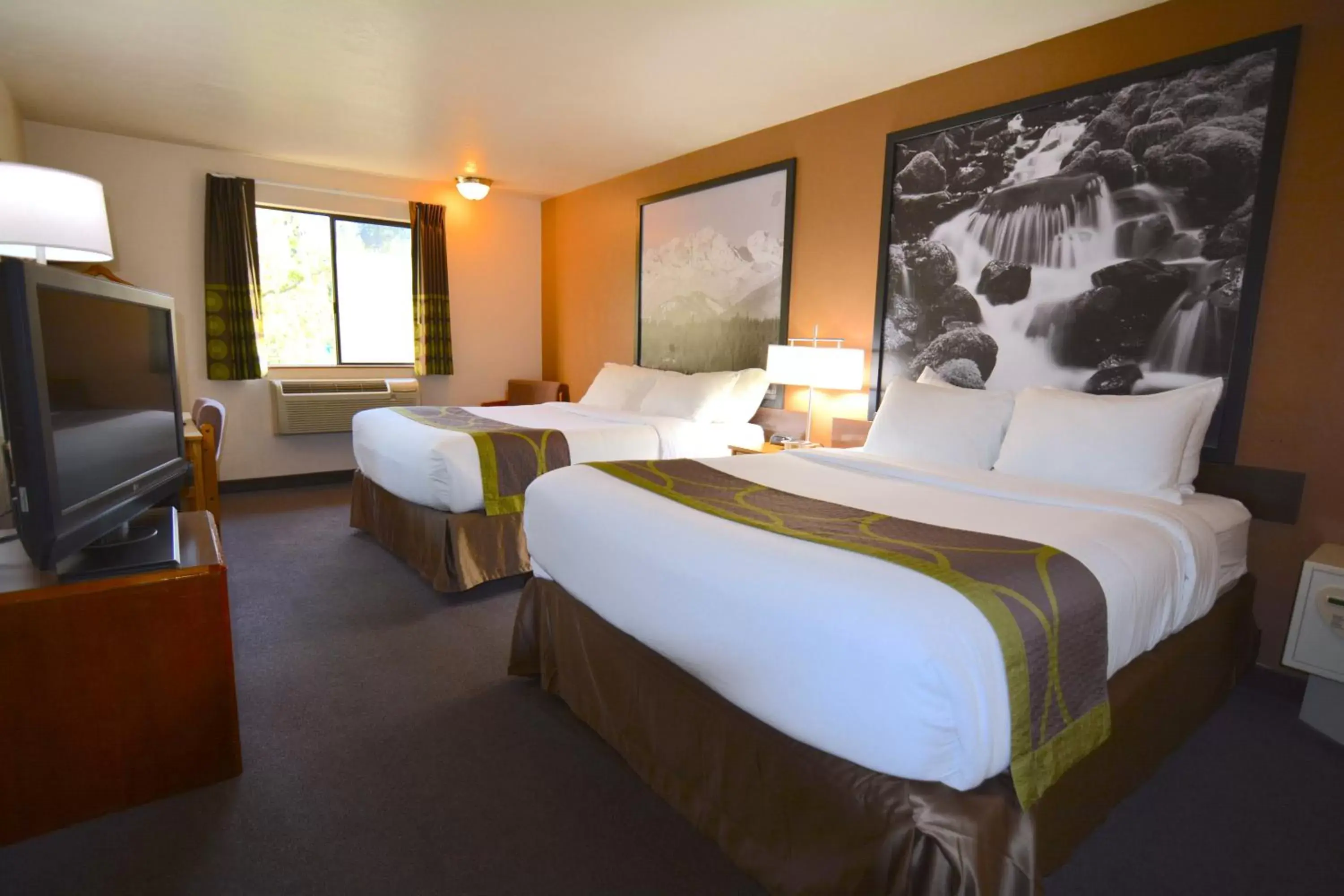 Photo of the whole room, Bed in Super 8 by Wyndham Port Angeles at Olympic National Park