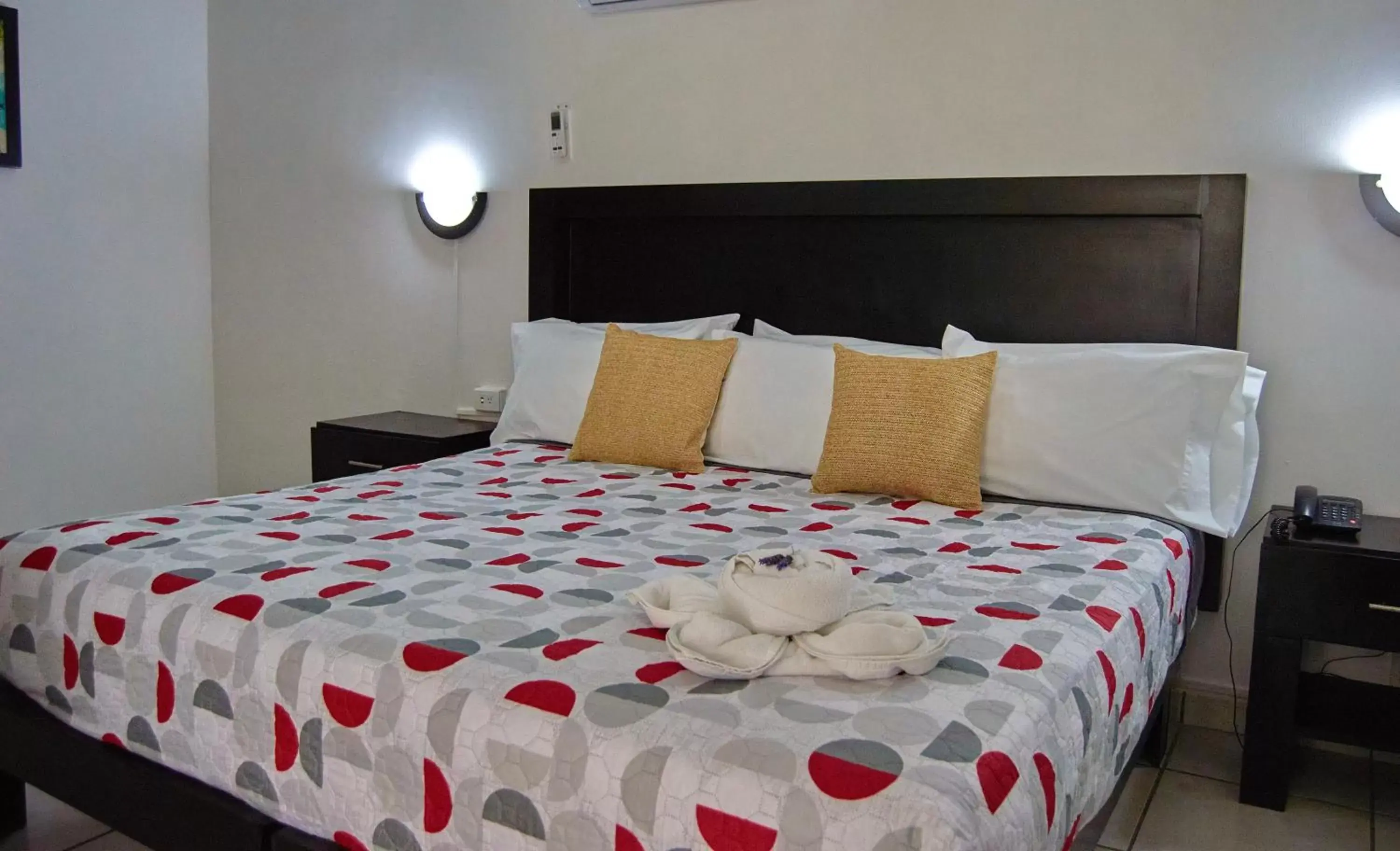 Bed in Hotel del Alba Inn & Suites
