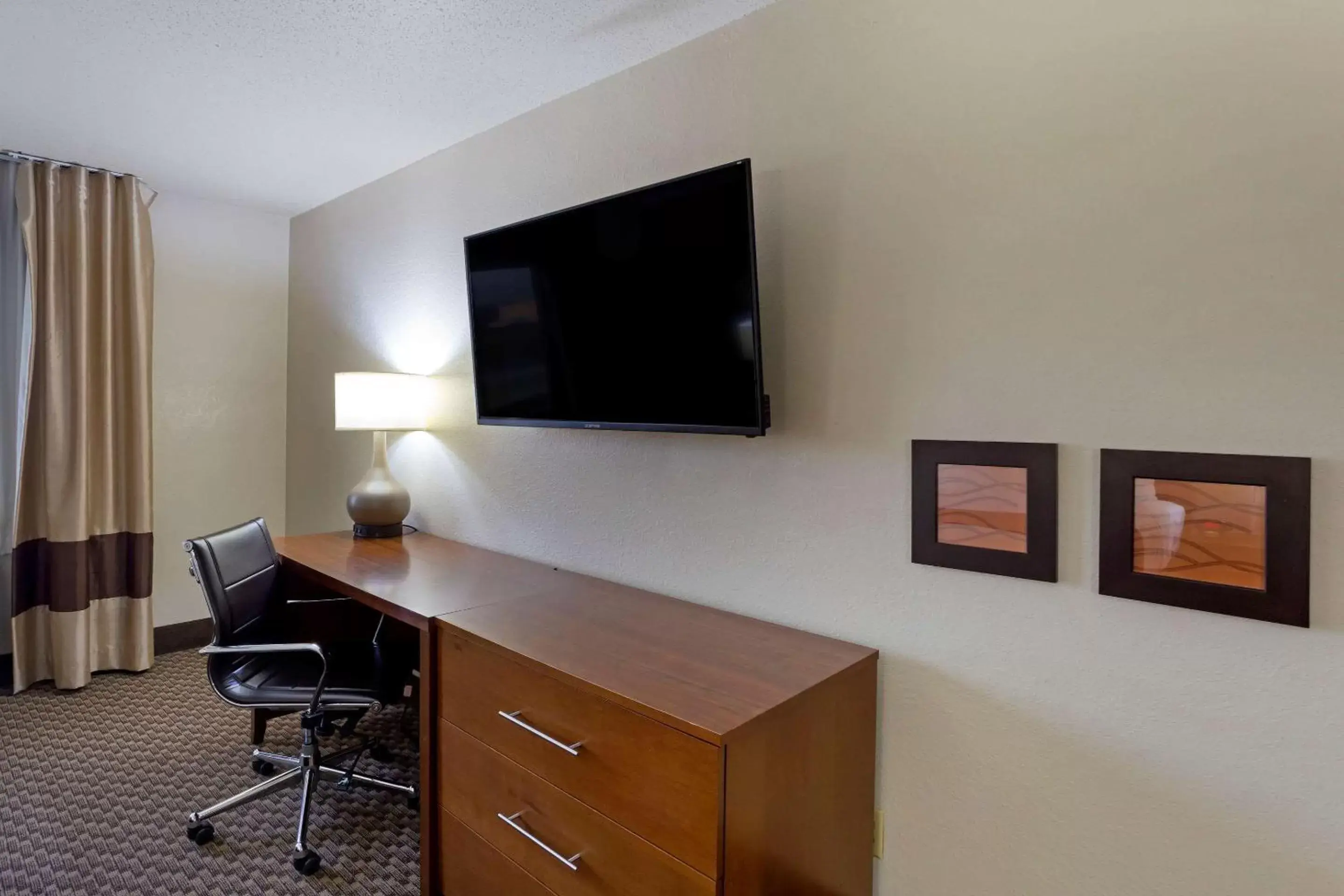 Photo of the whole room, TV/Entertainment Center in Comfort Inn Hobart - Merrillville