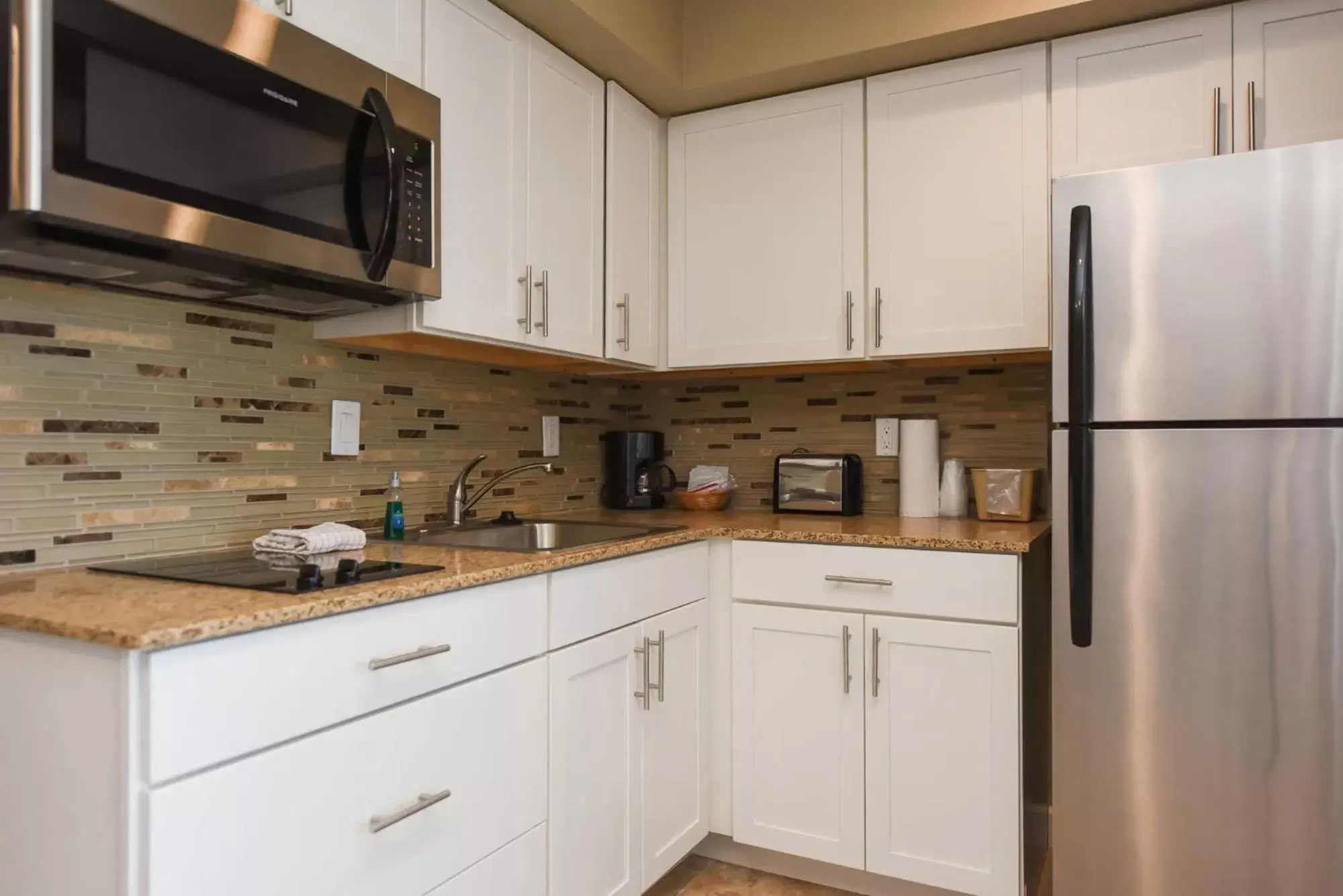 Kitchen or kitchenette, Kitchen/Kitchenette in Waterside Suites and Marina