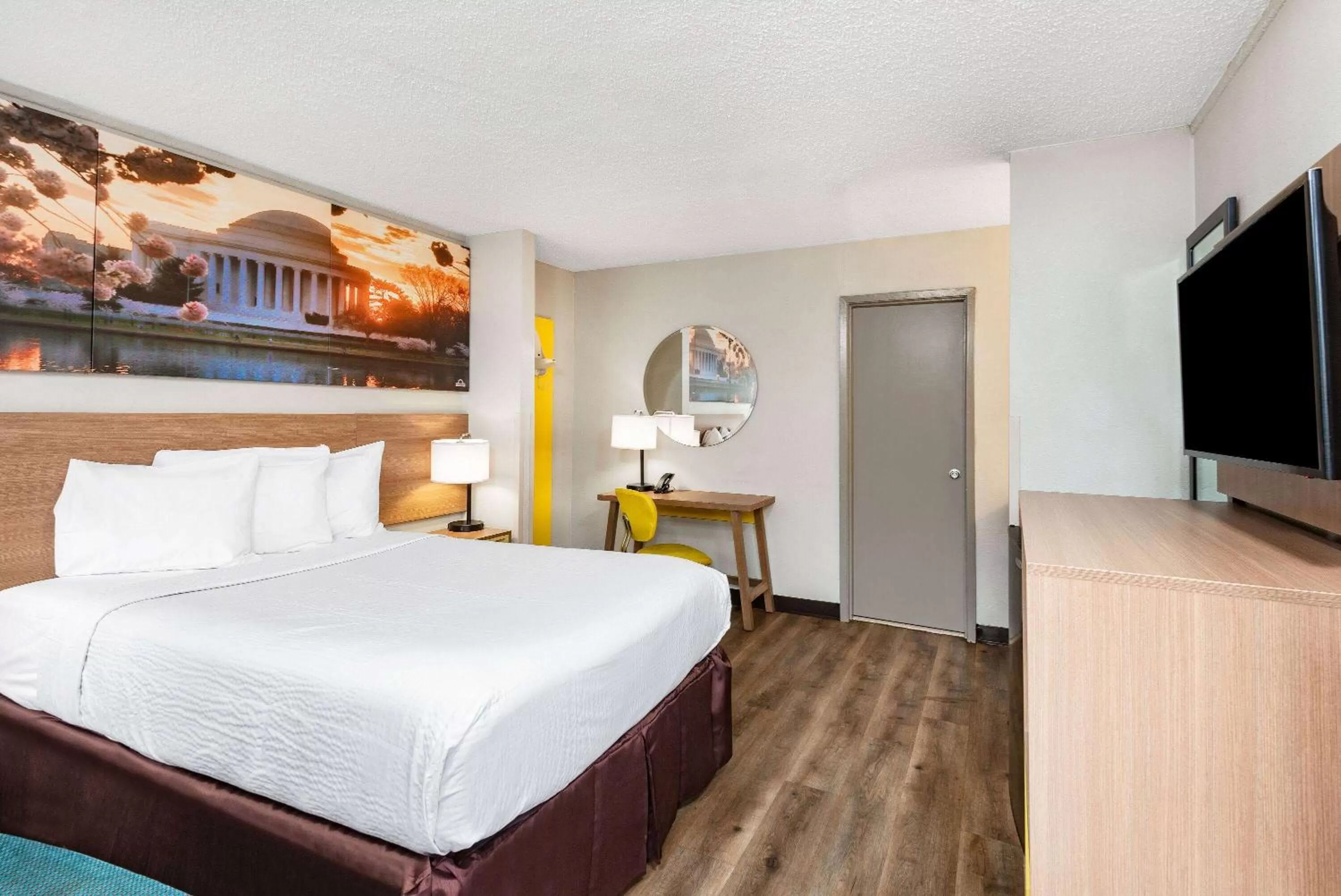 Photo of the whole room, Bed in Days Inn by Wyndham Charlottesville/University Area