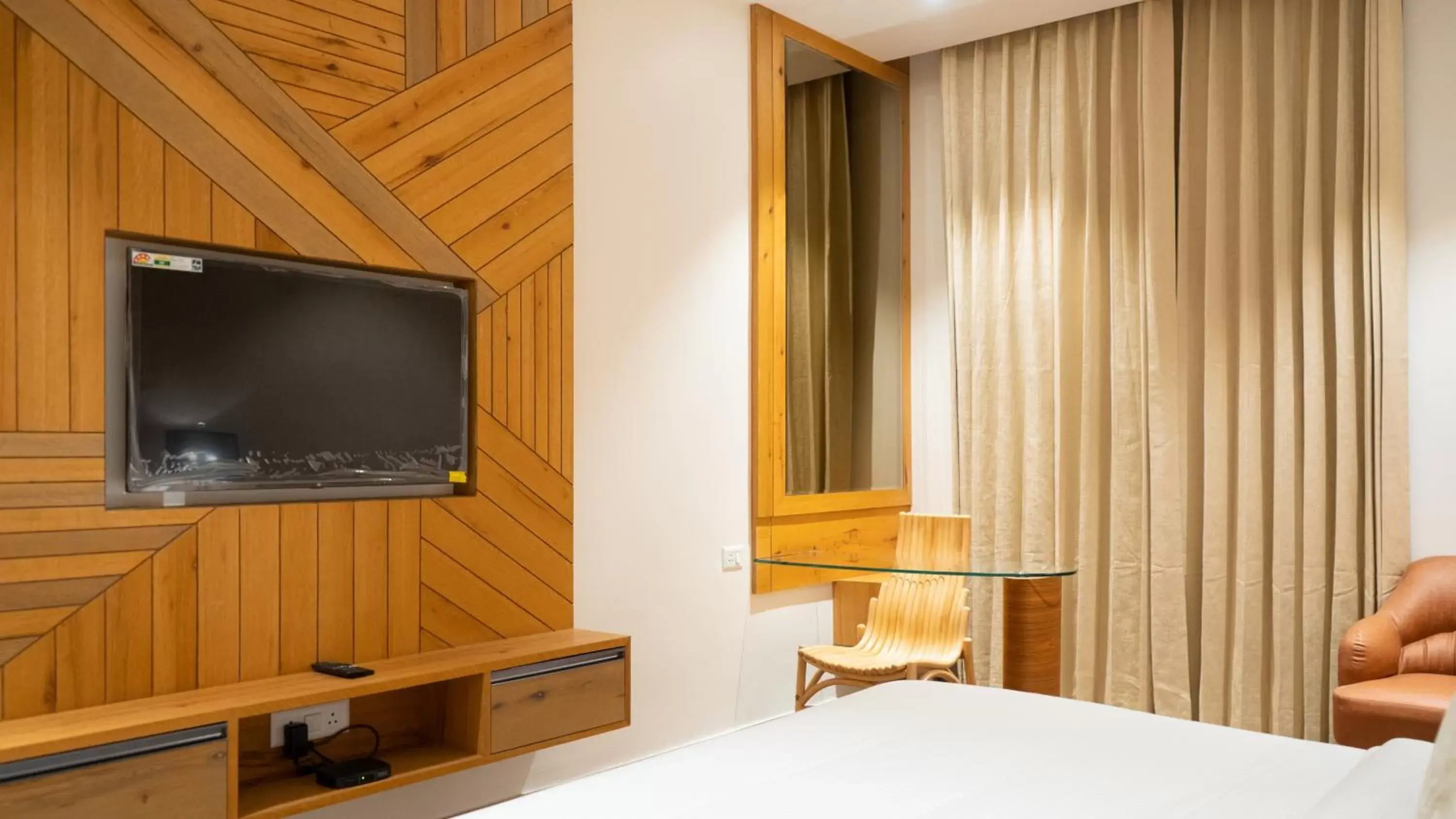 Communal lounge/ TV room, Bed in Clarks Inn Suites Kangra Communal lounge/ TV room, Bed in Clarks Inn Suites Kangra