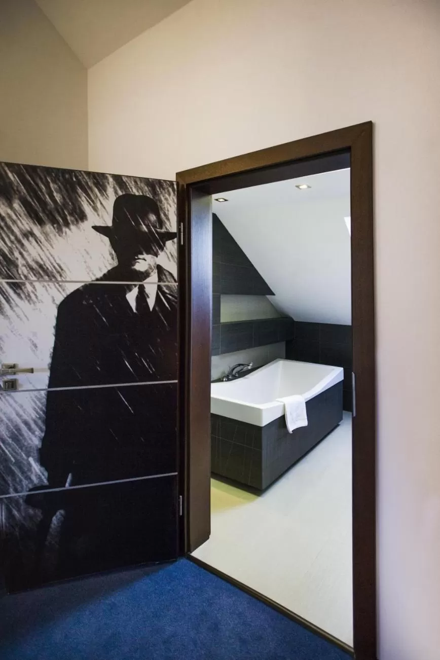 Bathroom, Bed in Hotel Inter