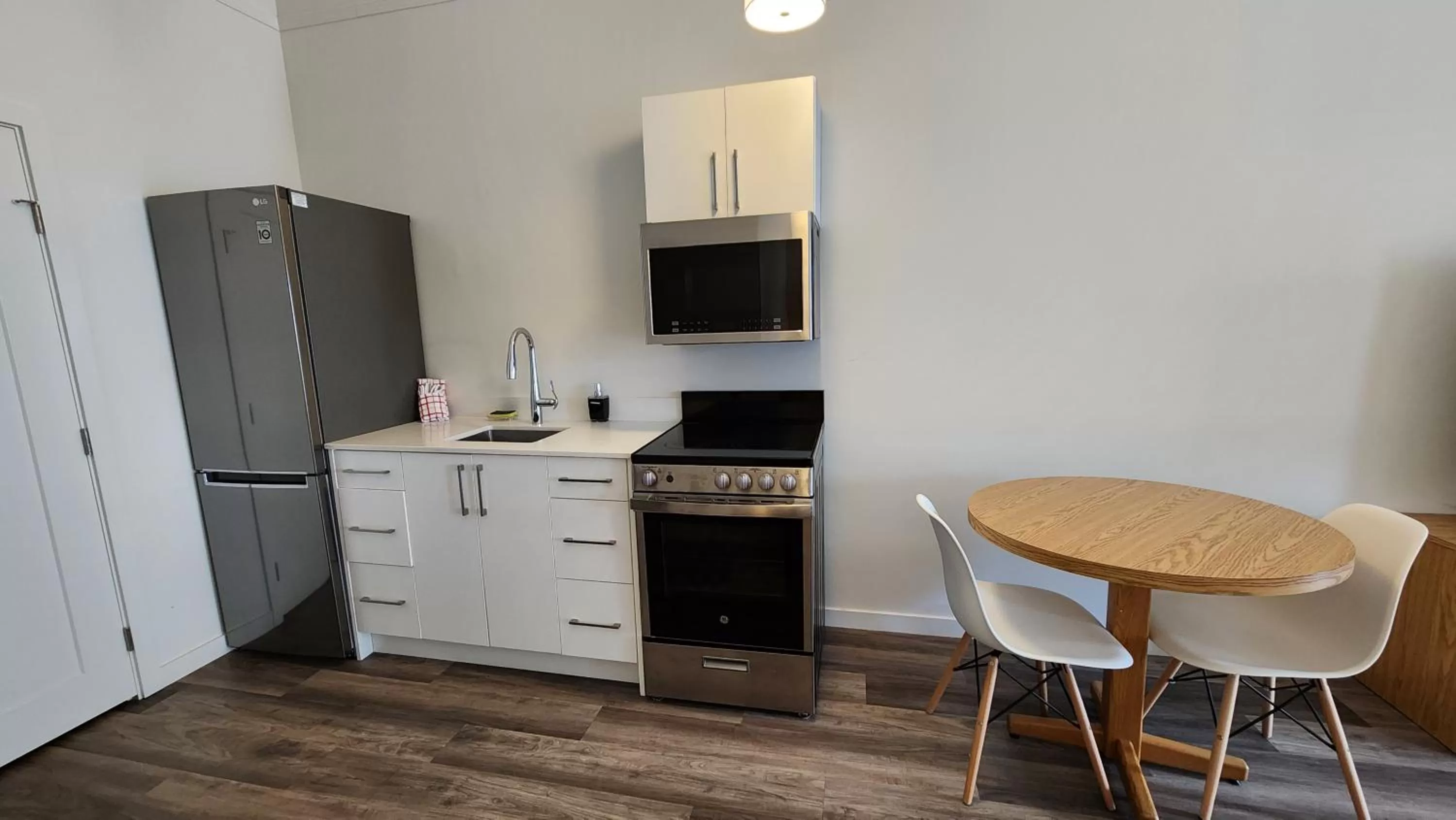 Kitchen or kitchenette in The Cedars Inn Hotel & Convention Centre