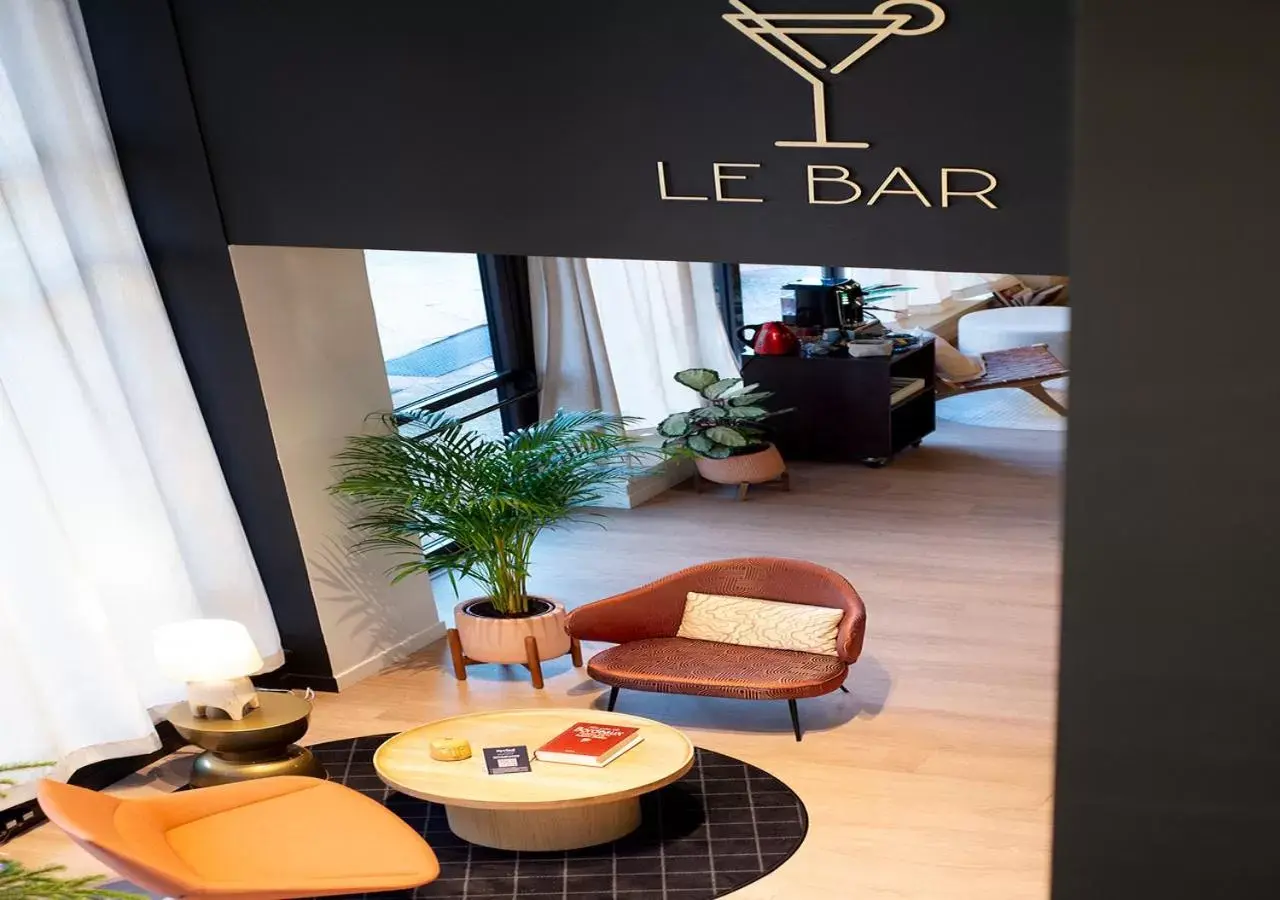 Lounge or bar, Lobby/Reception in Kyriad Prestige Hotel Clermont-Ferrand