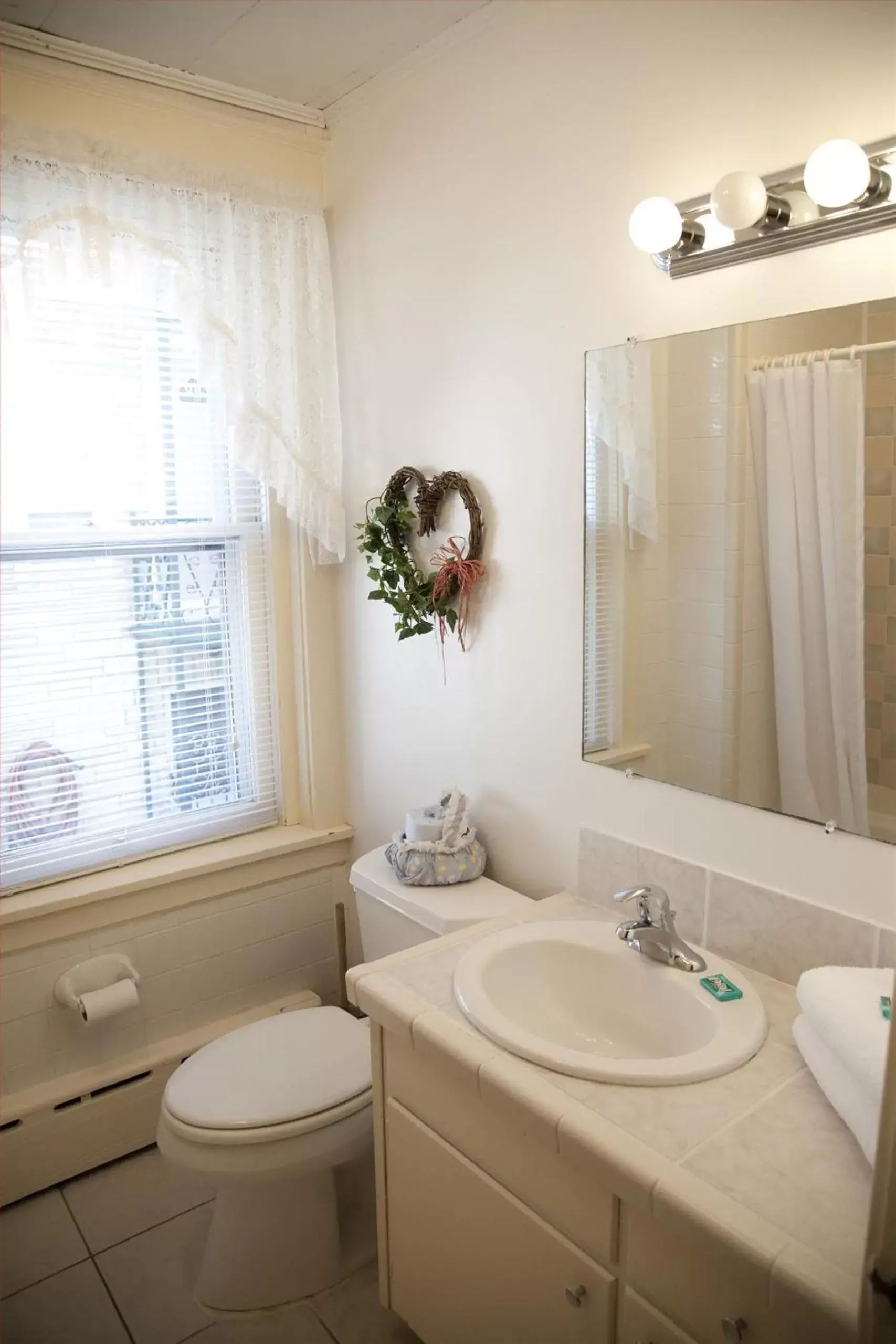 Bathroom in Simmons Motel and Suites