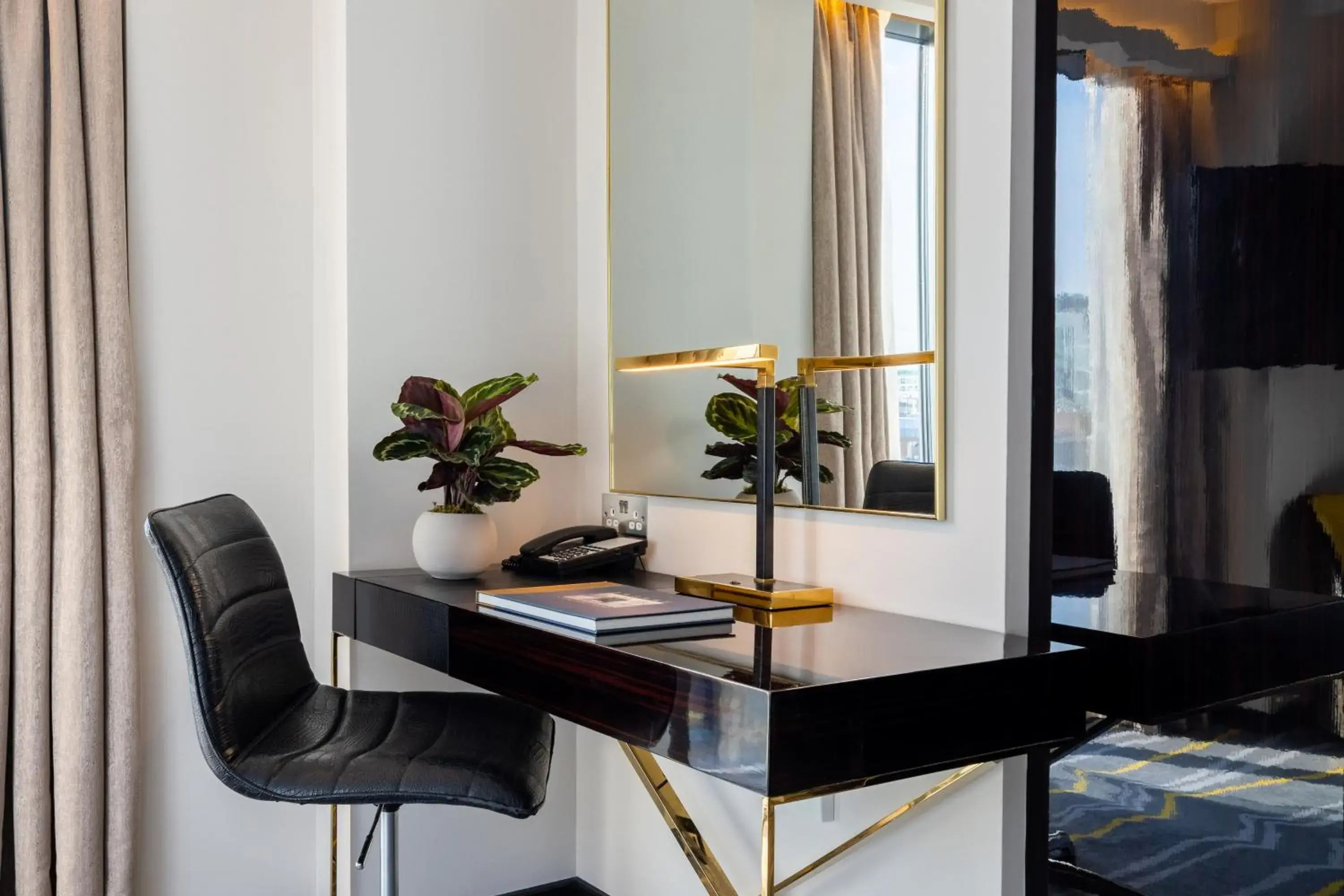 Premier City View in Hotel Saint London Premier City View in Hotel Saint London