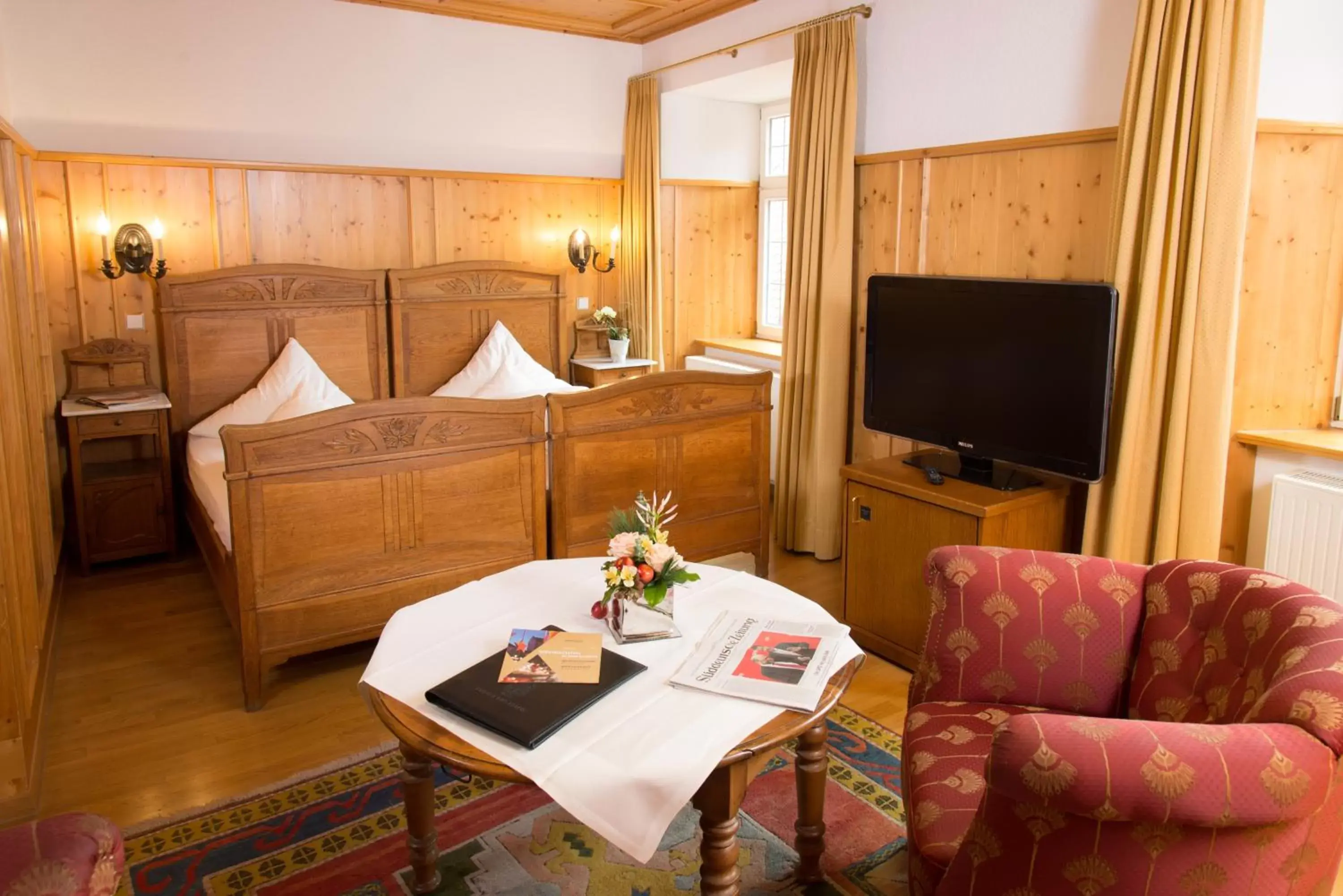 Bed, Seating Area in Hotel Deutsches Haus