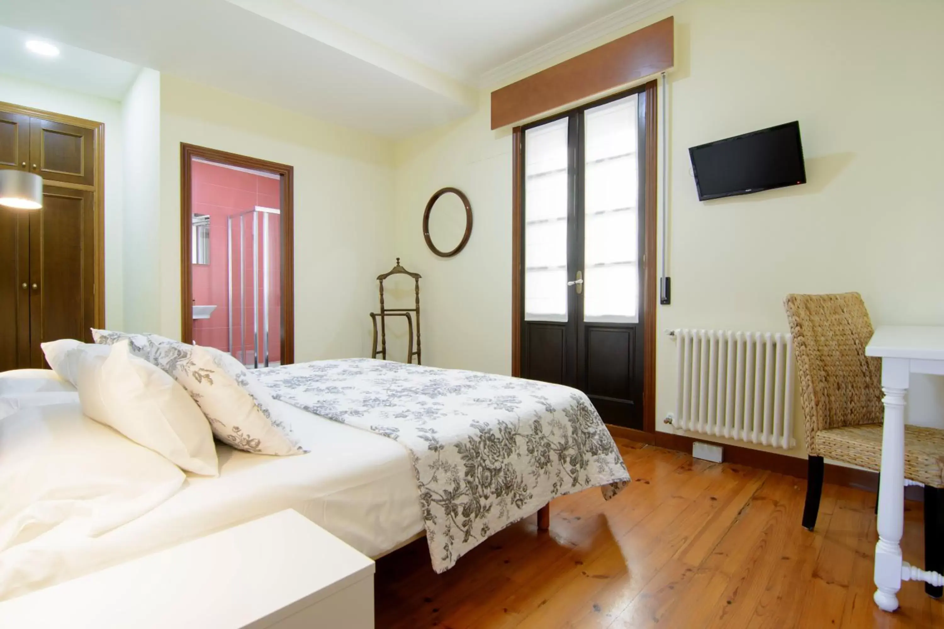 Photo of the whole room, Bed in Casa do Marqués