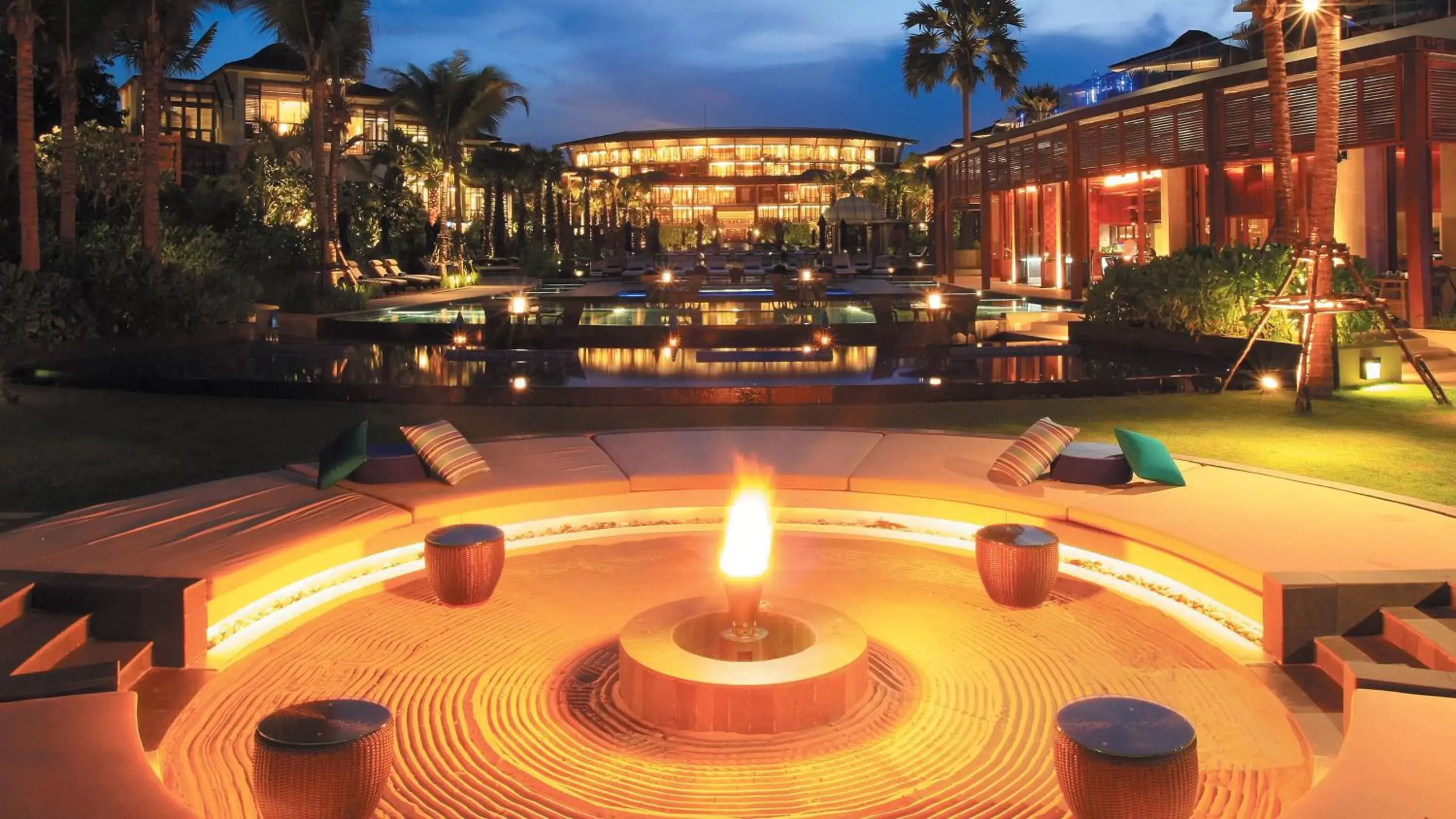 Lounge or bar in InterContinental Hua Hin Resort, an IHG Hotel