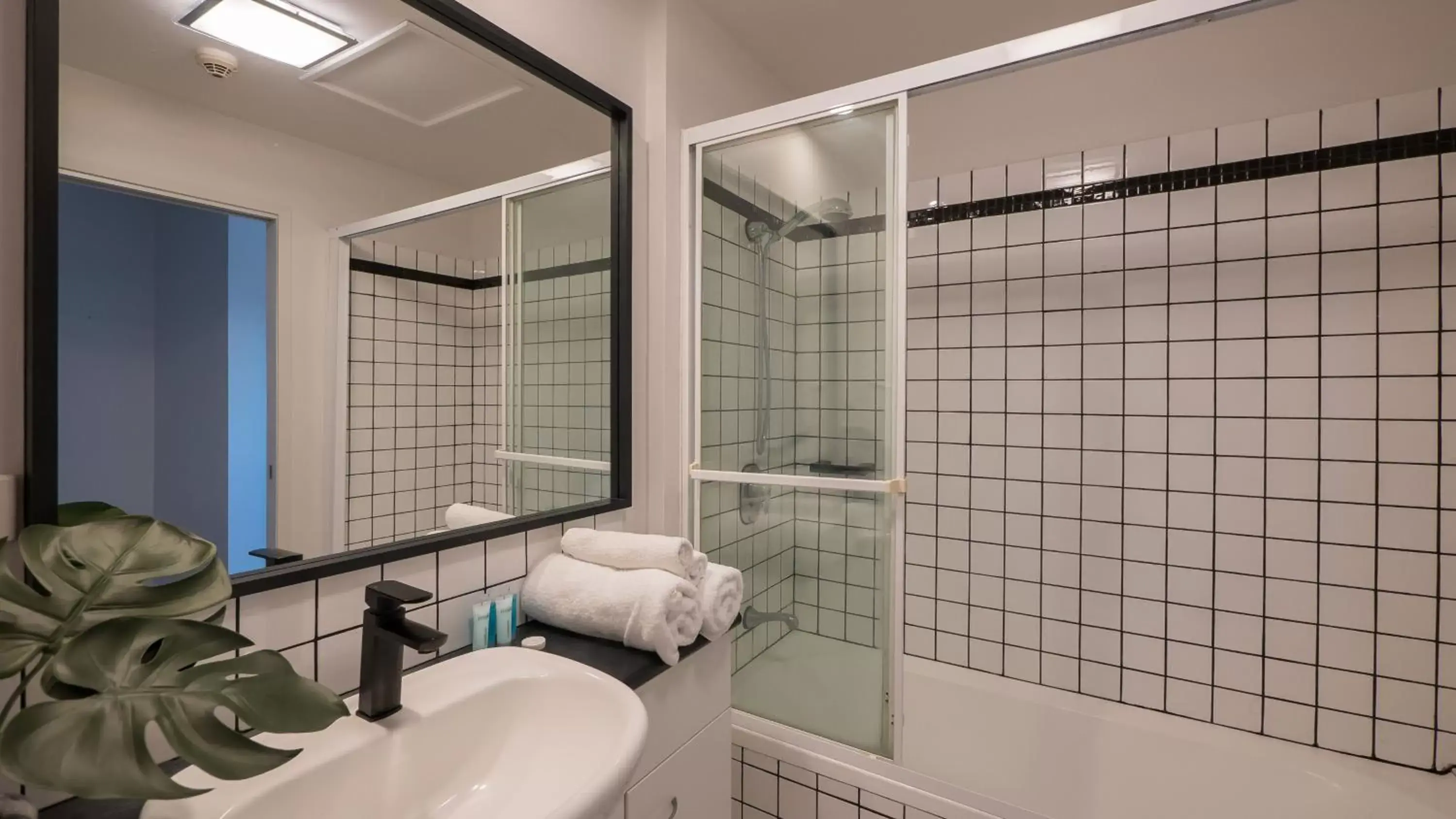 Shower, Bathroom in Ridge Apartment Hotel