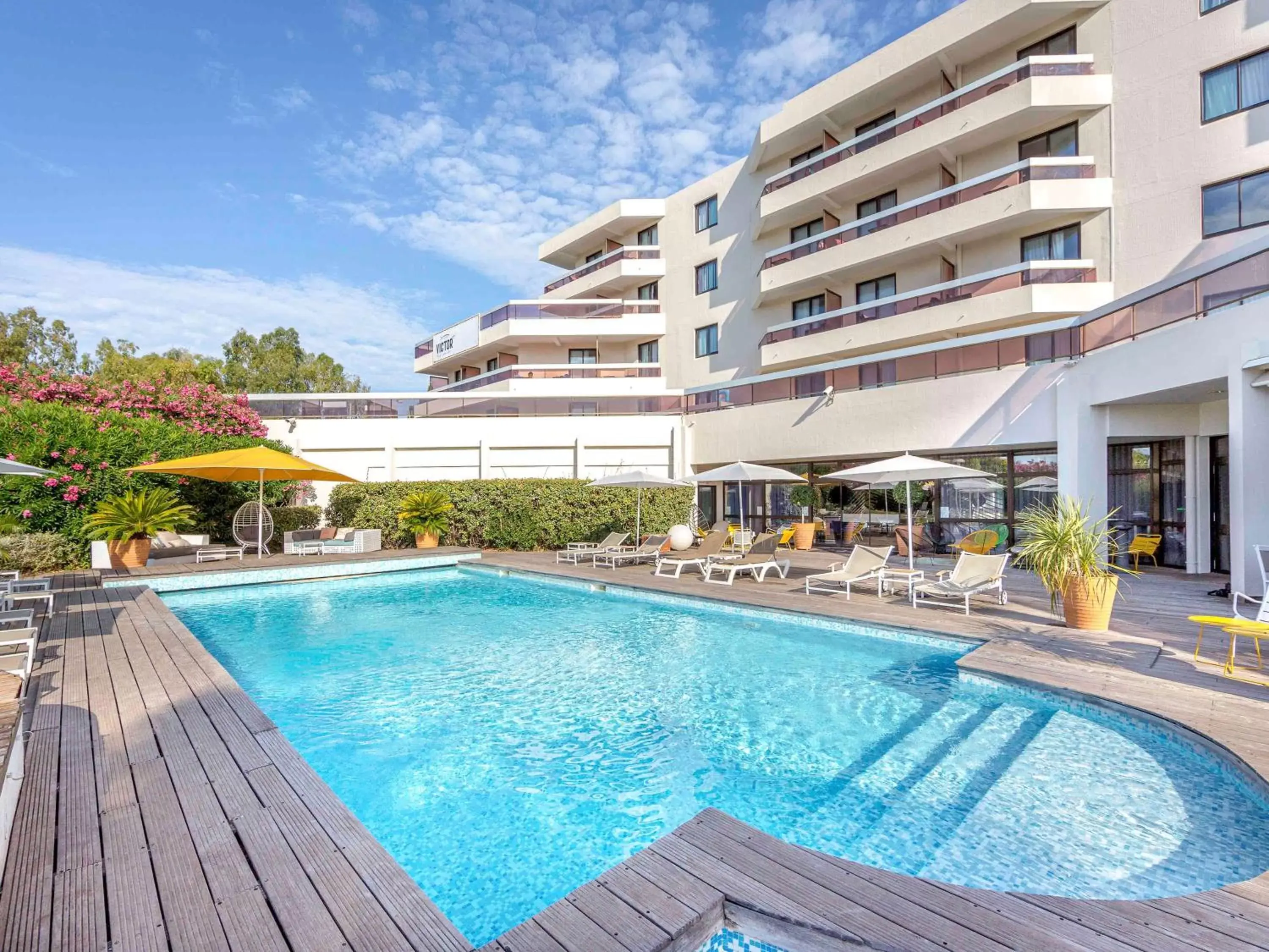 Property building, Swimming Pool in Mercure Hyères Centre Côte d'Azur