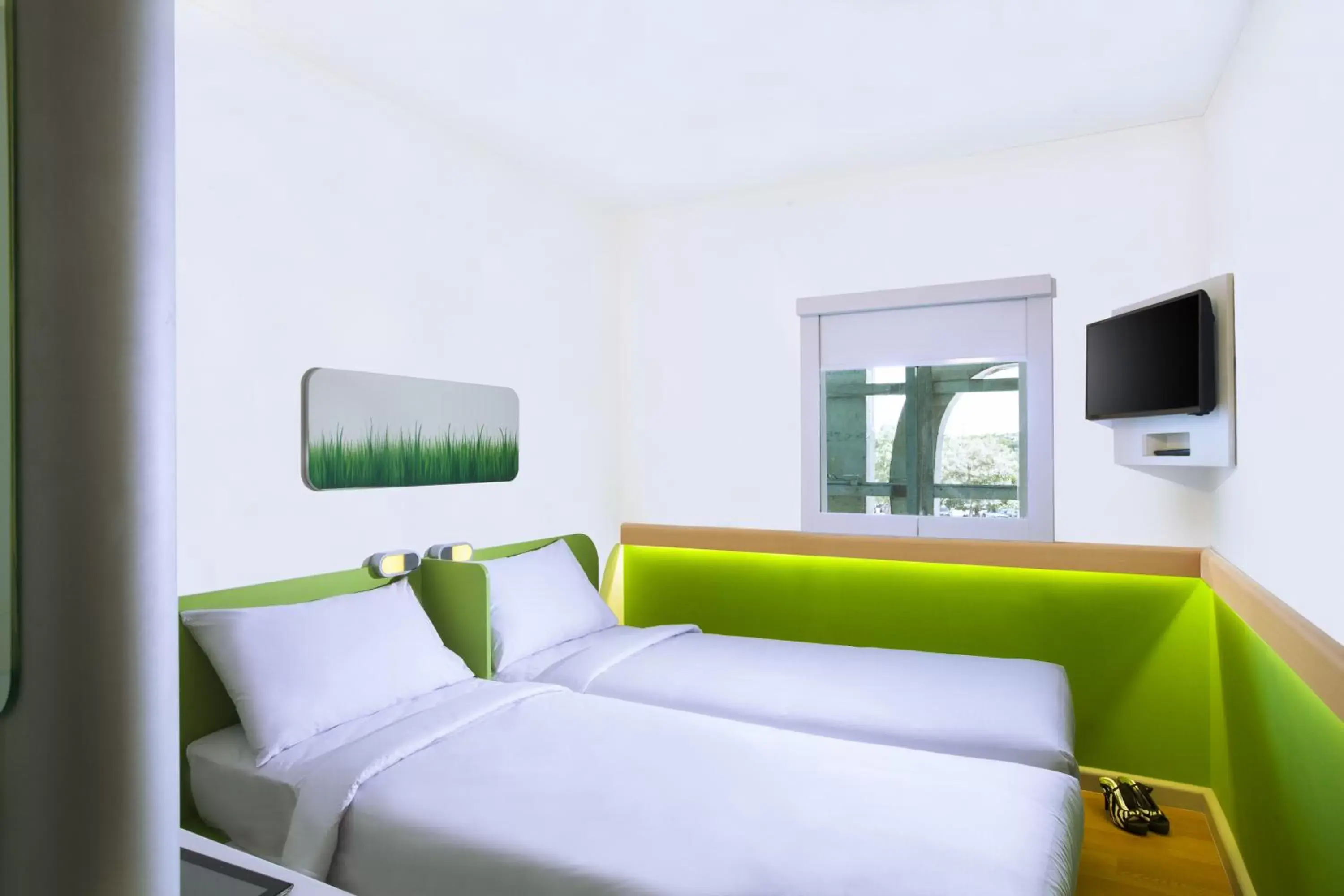 Bedroom, Bed in Ibis Budget Makassar Airport