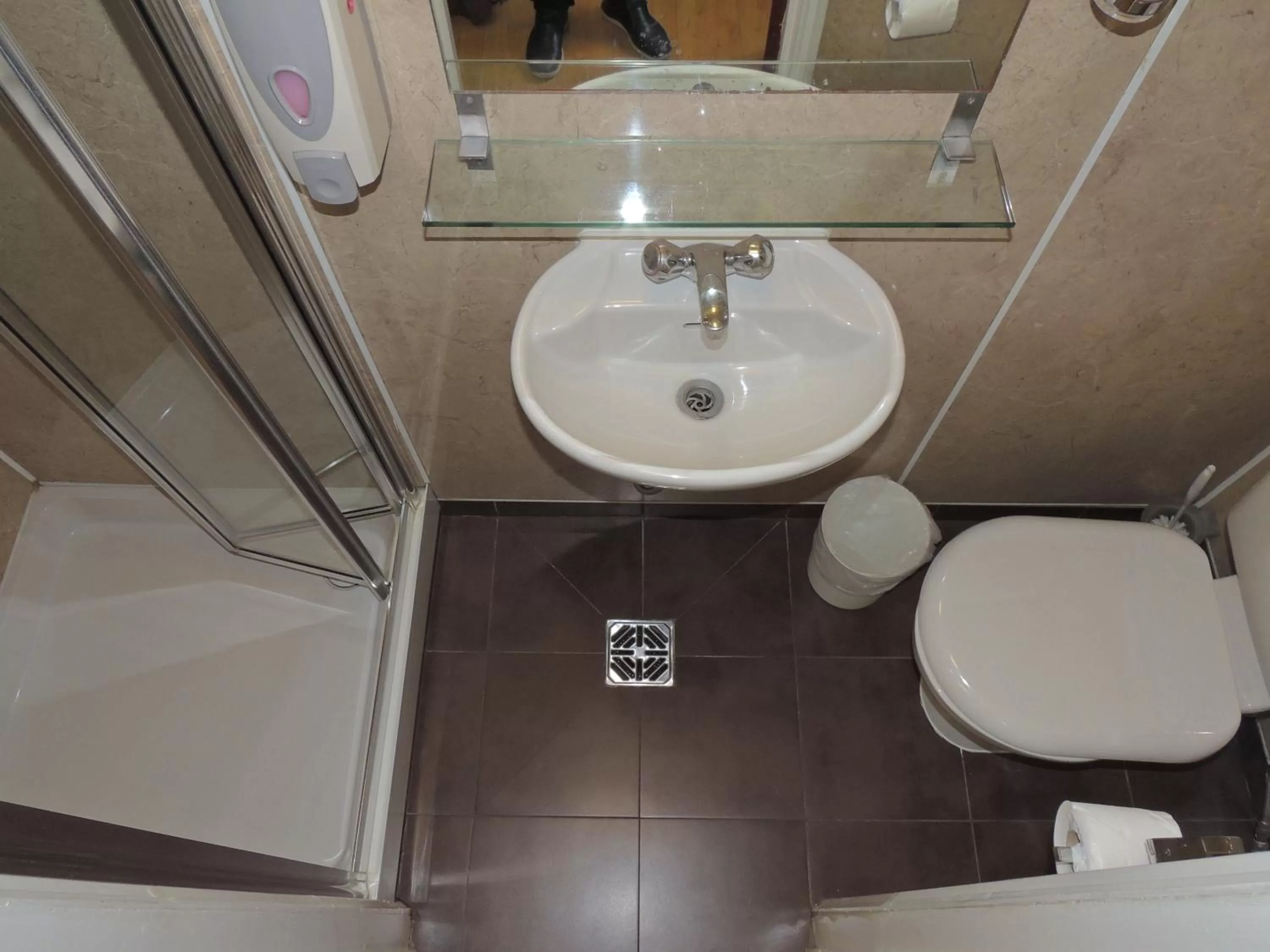 Shower in Shakespeare Hotel