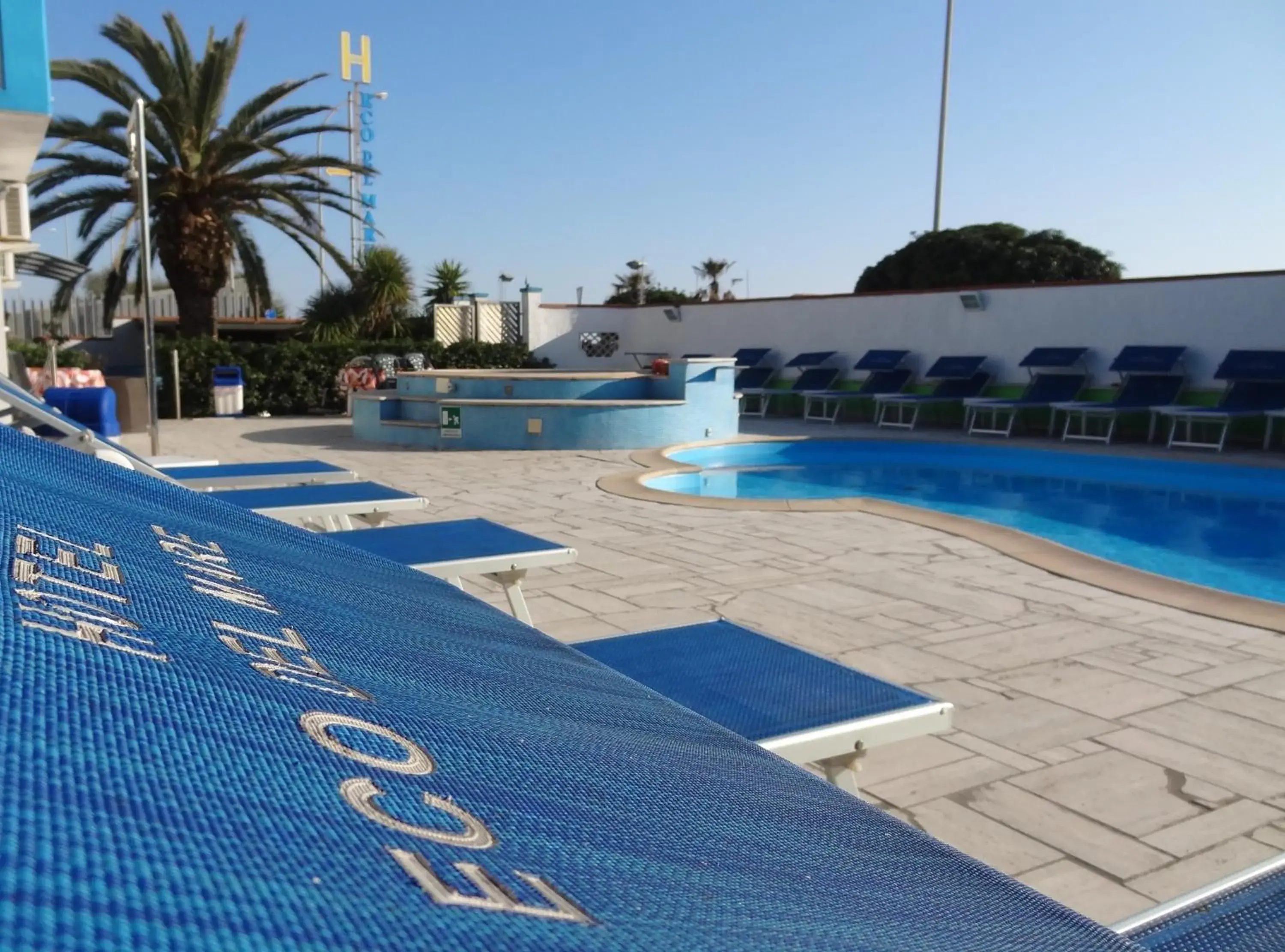Solarium, Swimming Pool in Hotel Eco Del Mare
