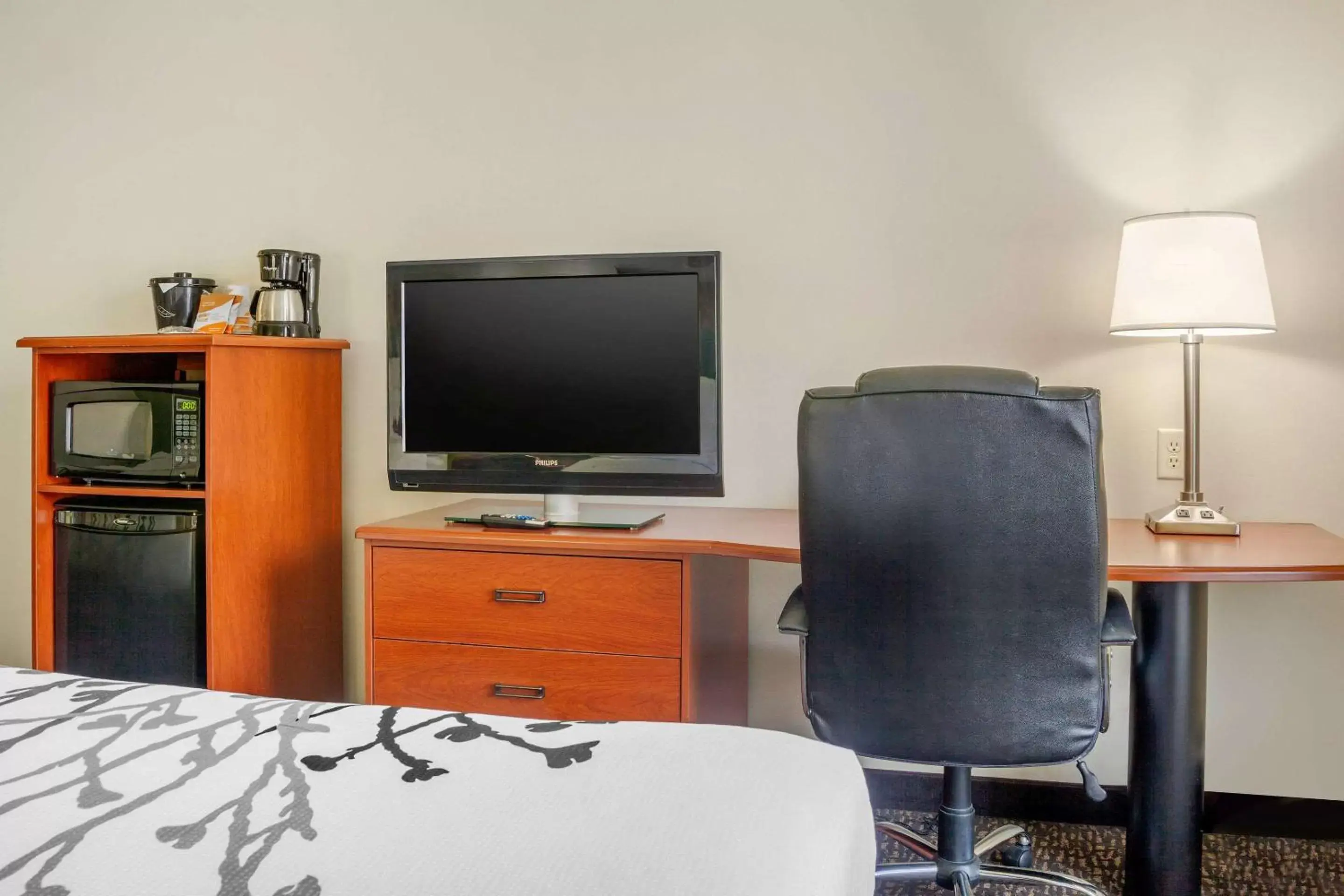 Photo of the whole room, TV/Entertainment Center in Sleep Inn & Suites Airport Milwaukee