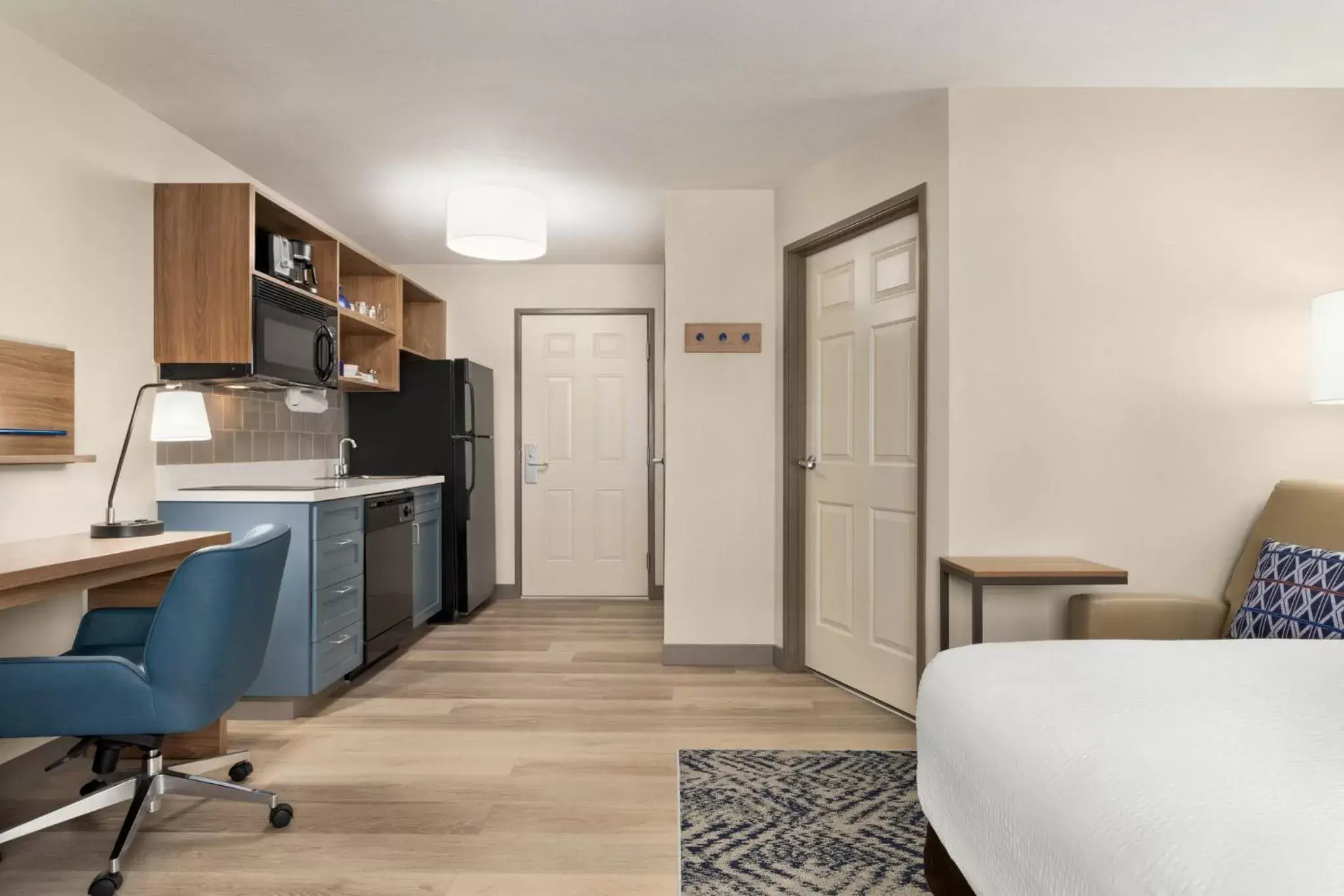 Photo of the whole room, Kitchen/Kitchenette in Candlewood Suites Boise-Meridian, an IHG Hotel