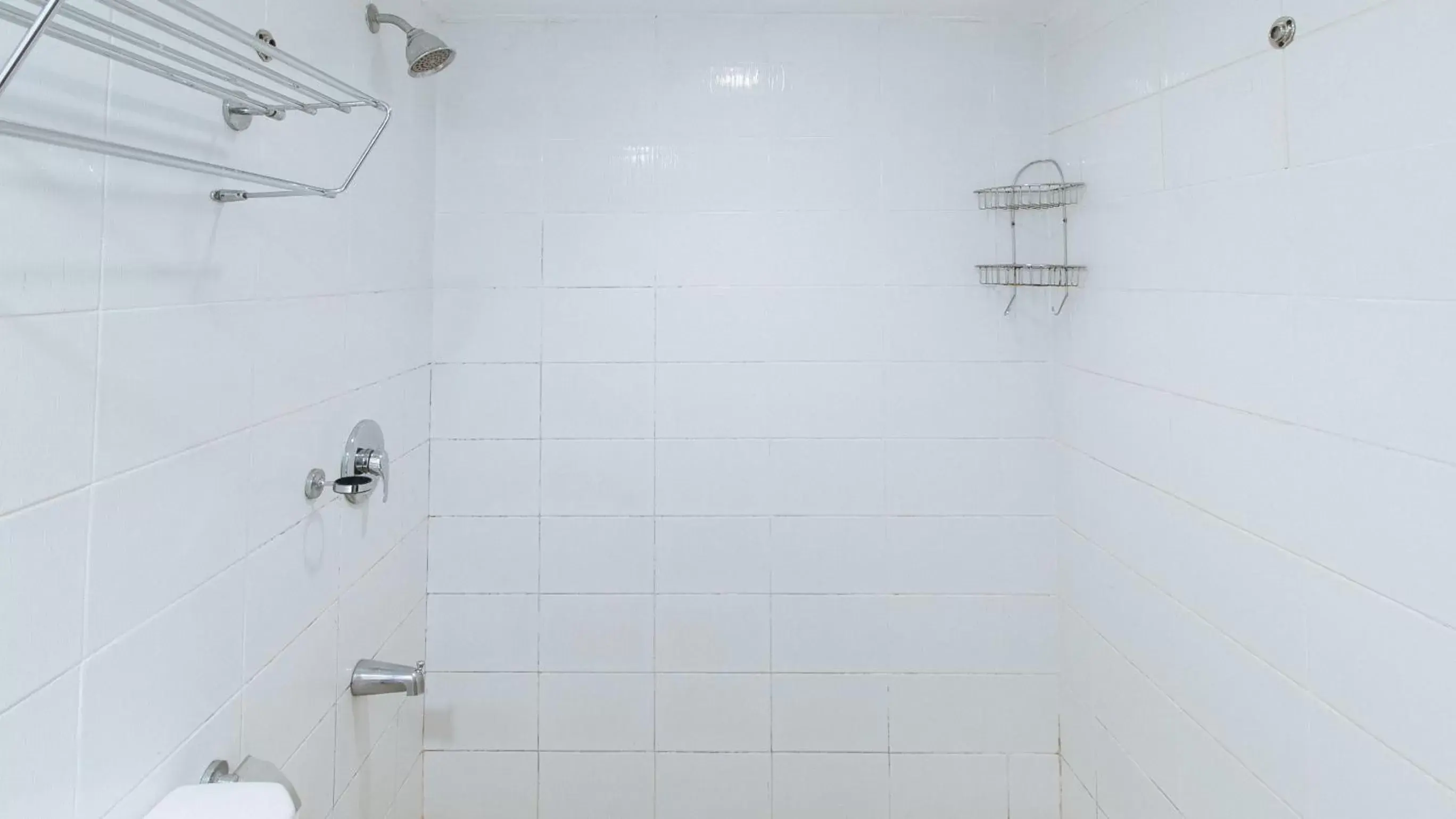 Shower, Bathroom in RedDoorz at Samat Mandaluyong - Vaccinated Staff