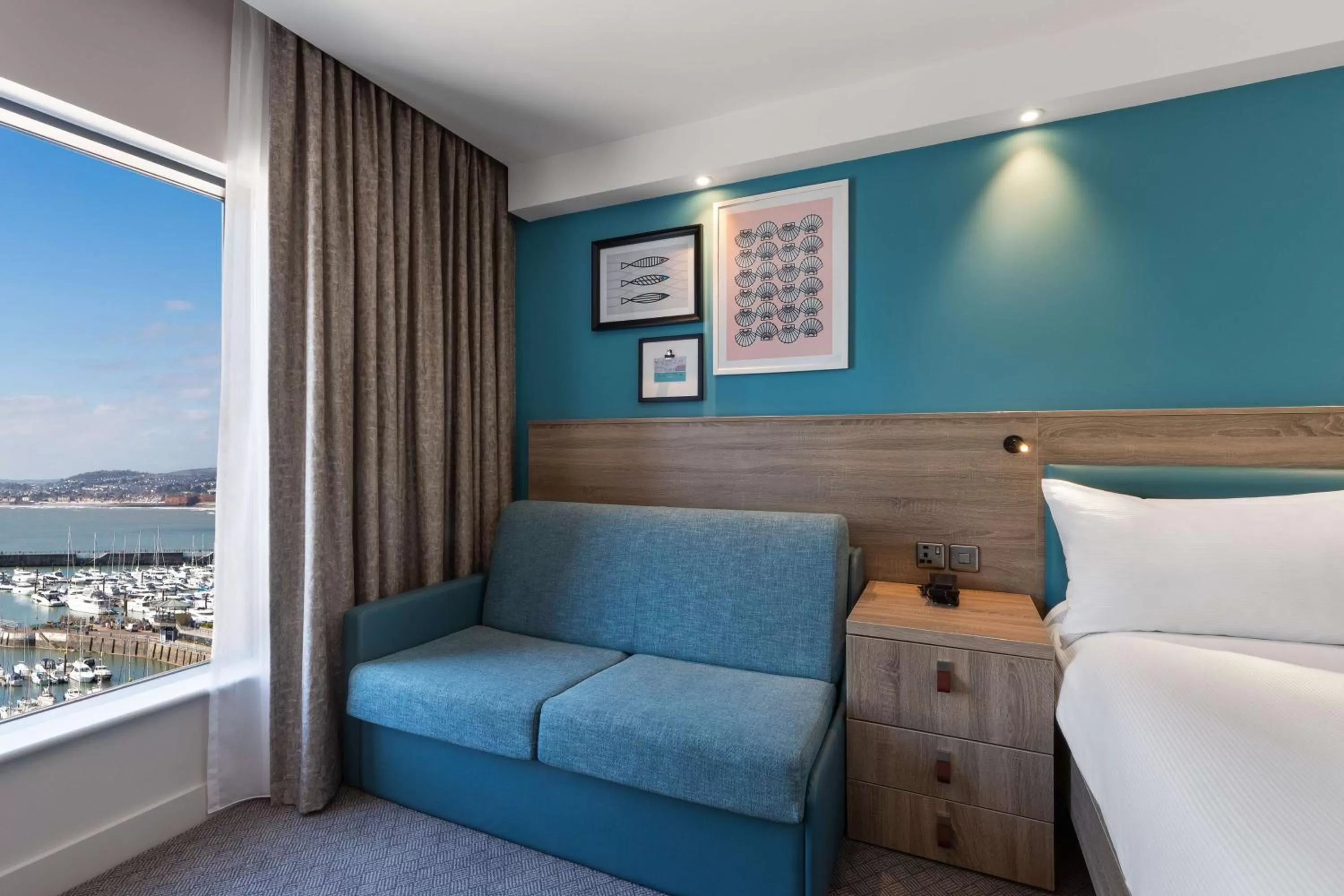 Living room, Bed in Hampton By Hilton Torquay