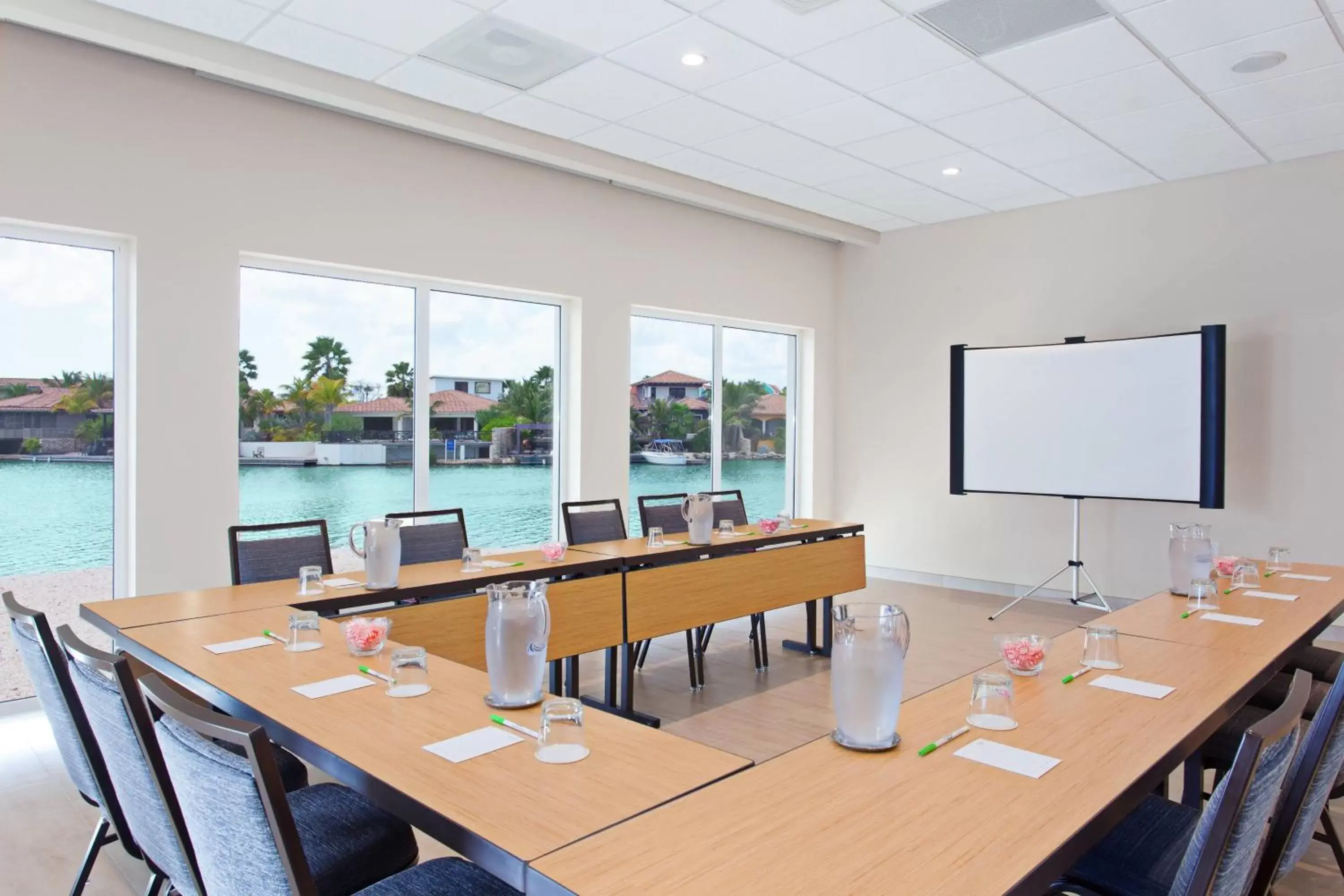 Meeting/conference room in Courtyard by Marriott Bonaire Dive Resort