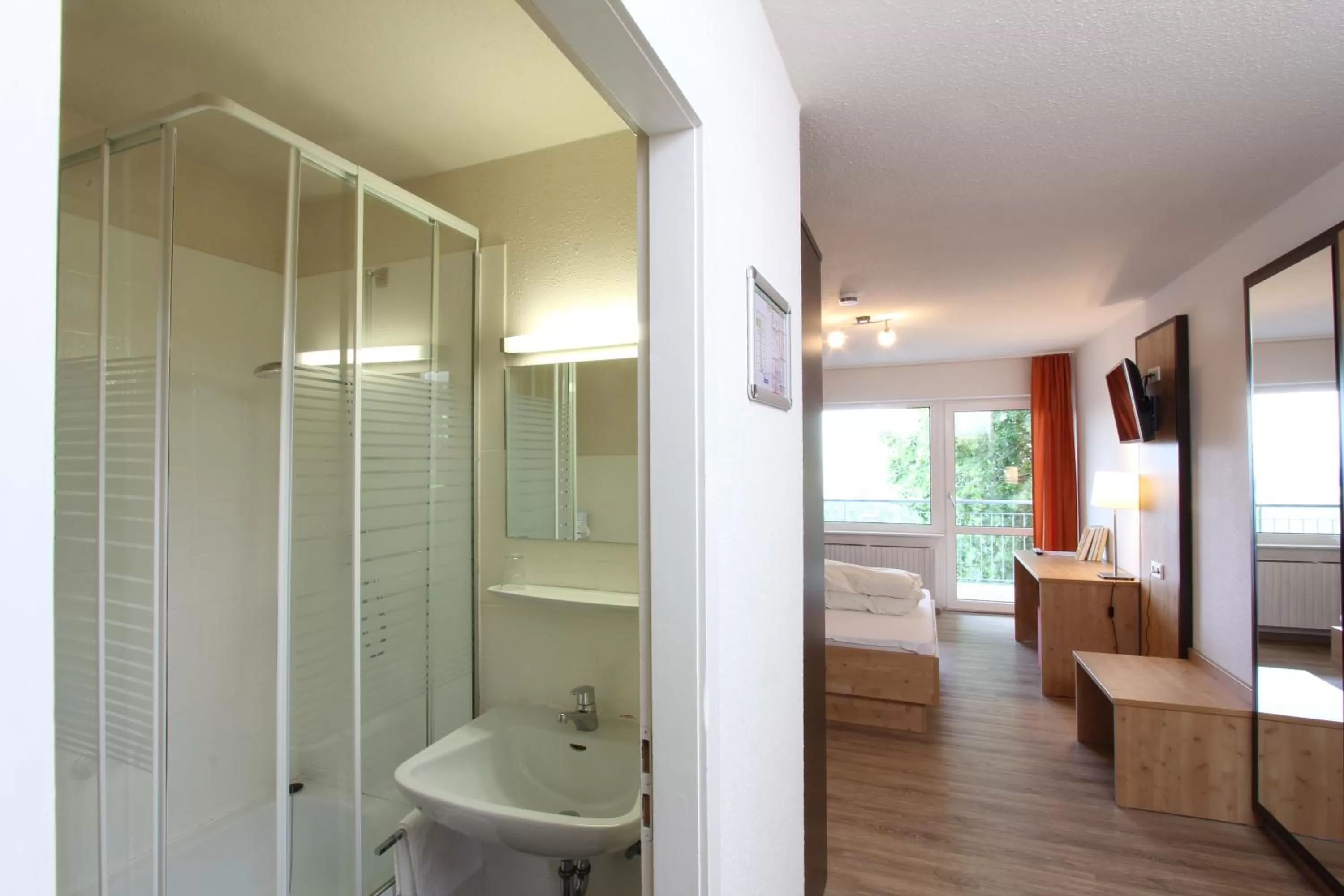 Shower, Bathroom in Hotel Lowen by Mastiff