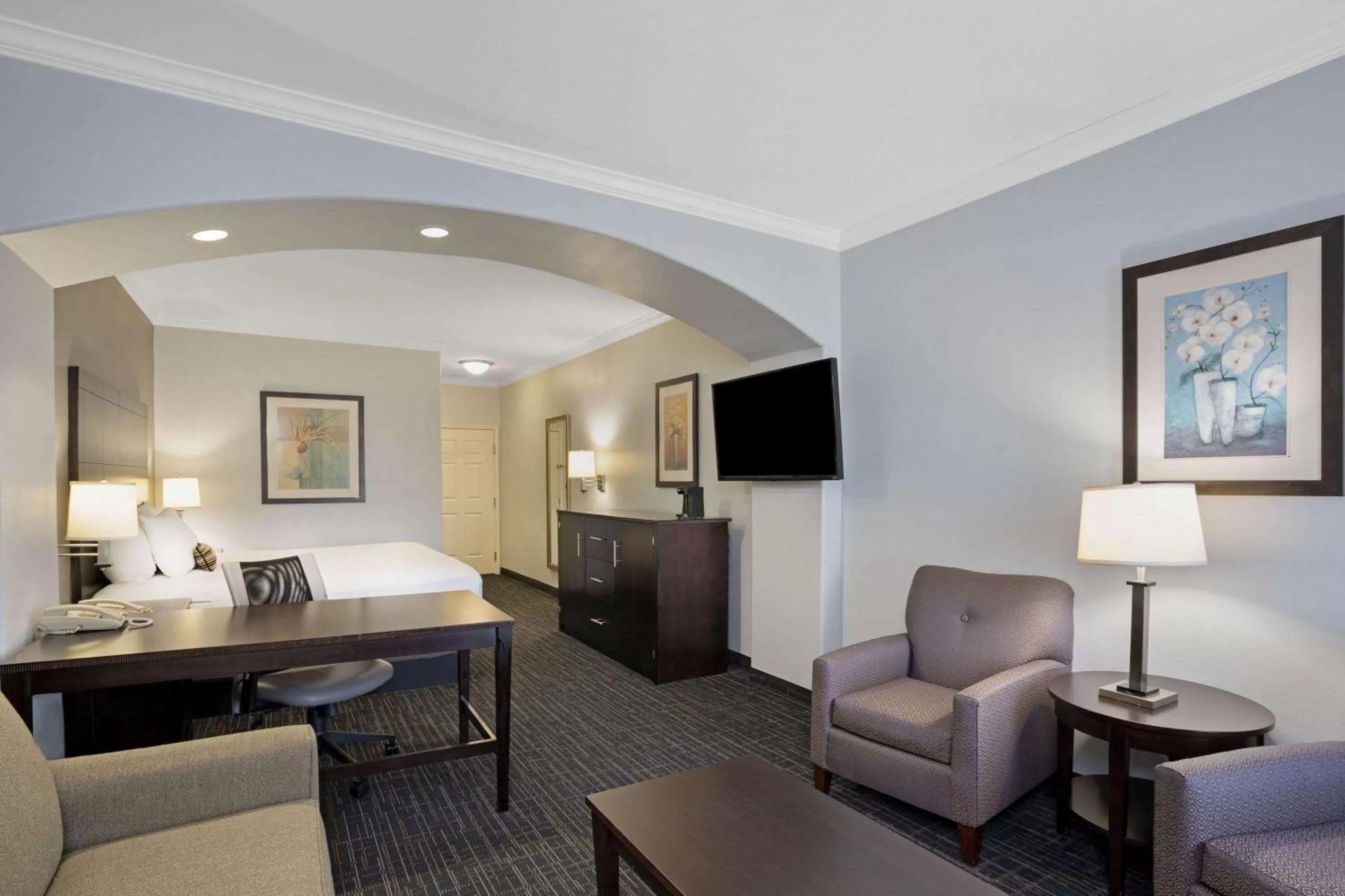 1 King Bed, Deluxe Mobility/Hearing Access Suite, Roll-In Shower, Non-Smoking in La Quinta by Wyndham Houston - Westchase