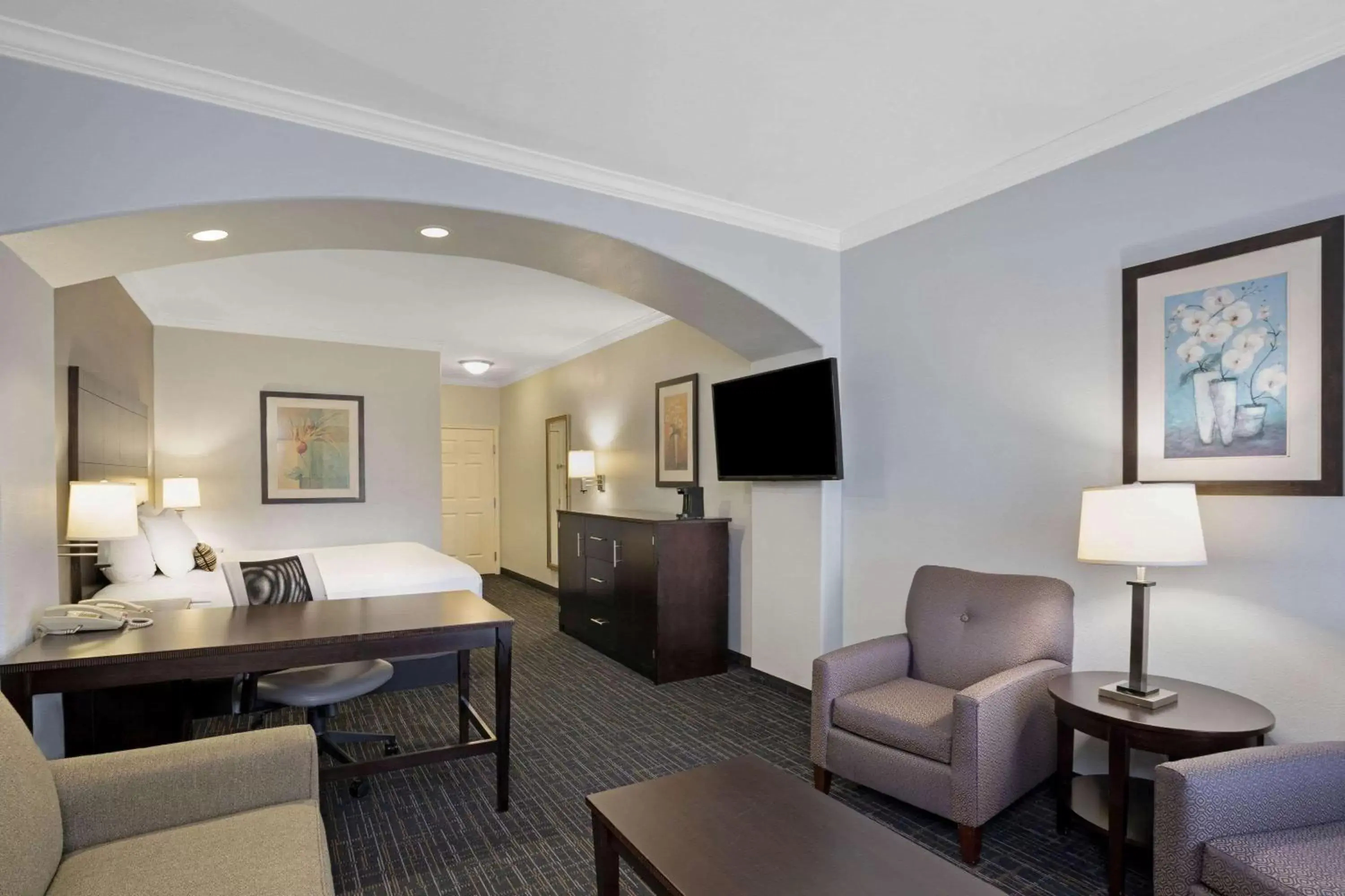 Photo of the whole room, Seating Area in La Quinta by Wyndham Houston - Westchase