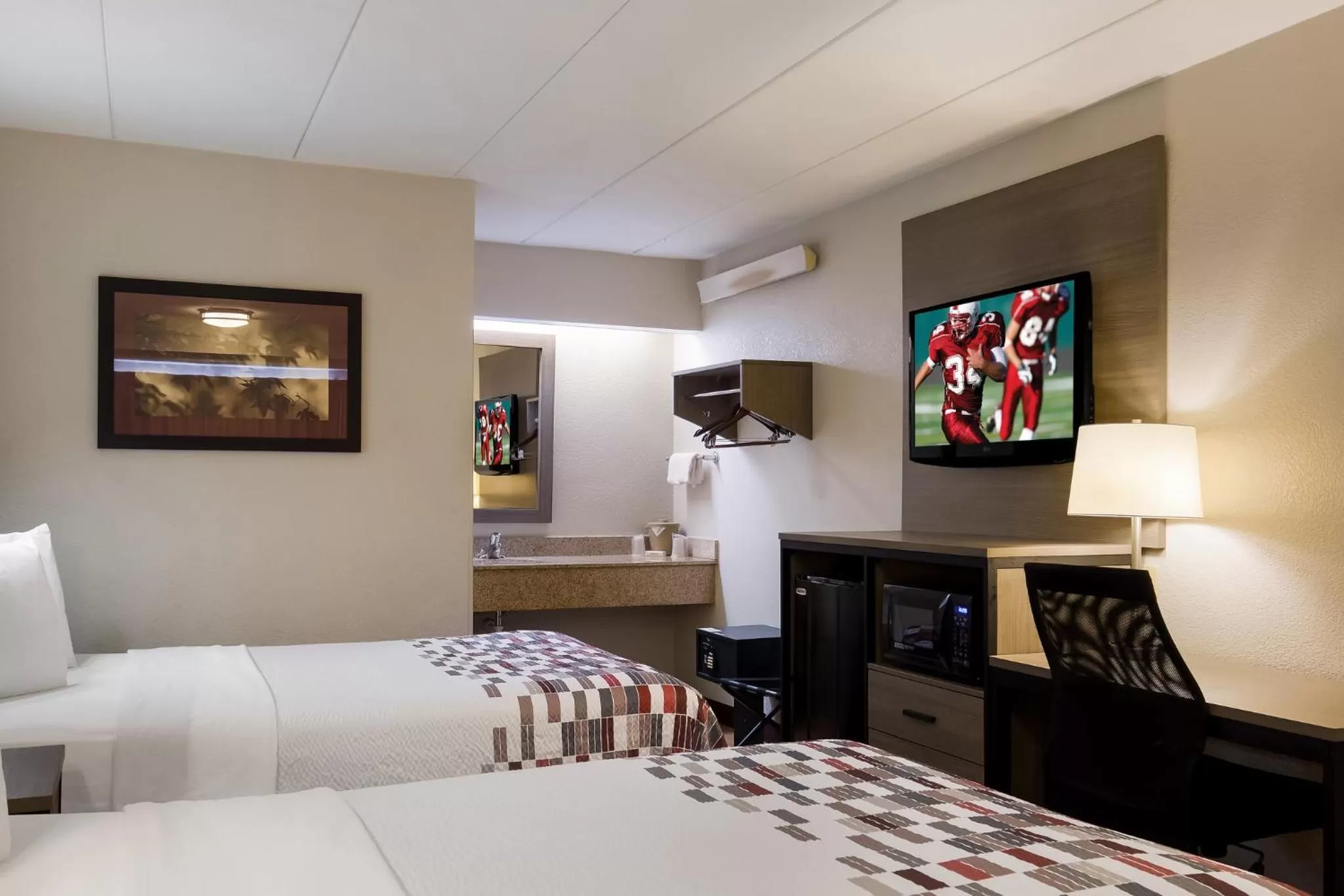 Photo of the whole room, Bed in Red Roof Inn Wilkes-Barre Arena