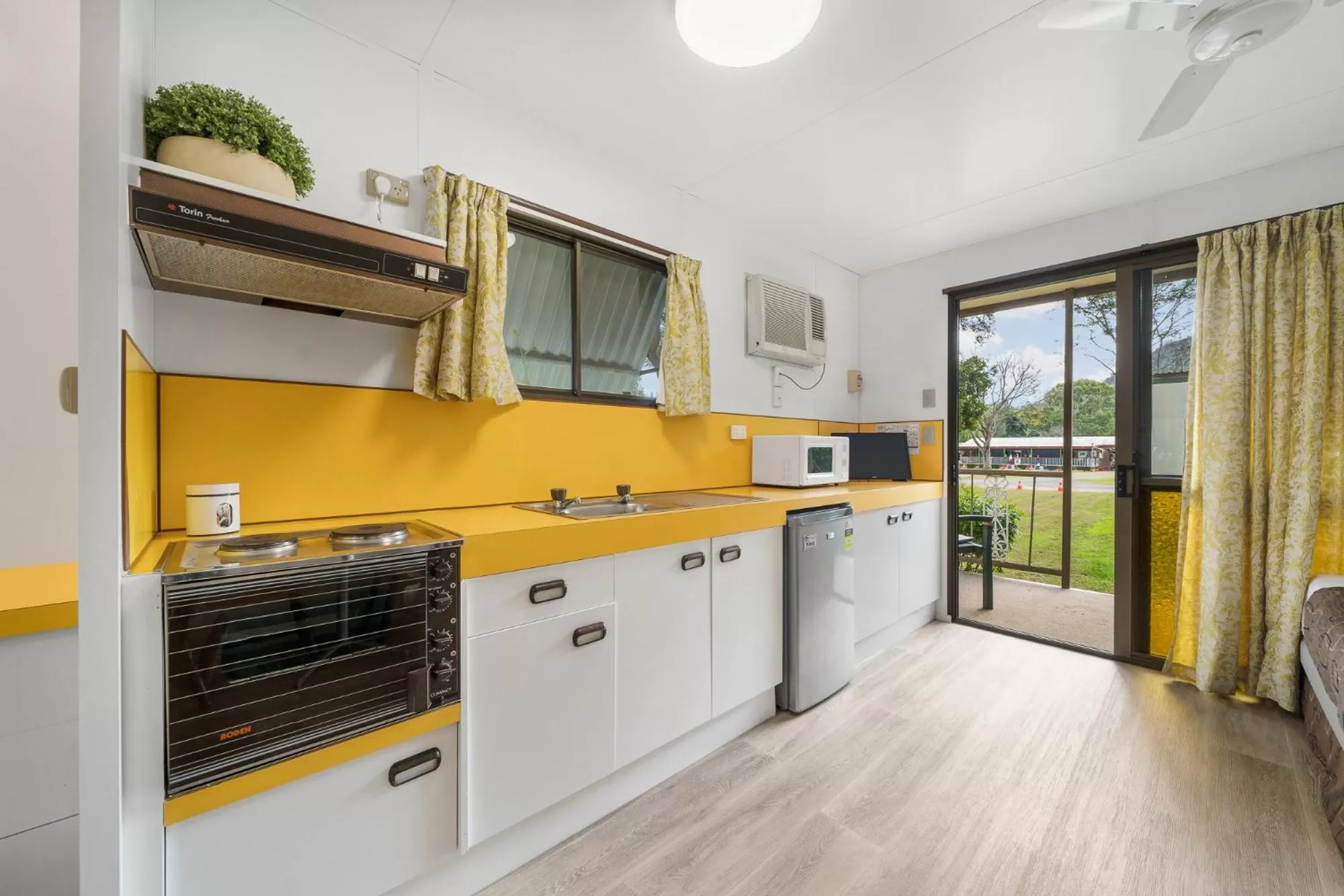 Small Double Room in Esk Caravan Park & Rail Trail Motel