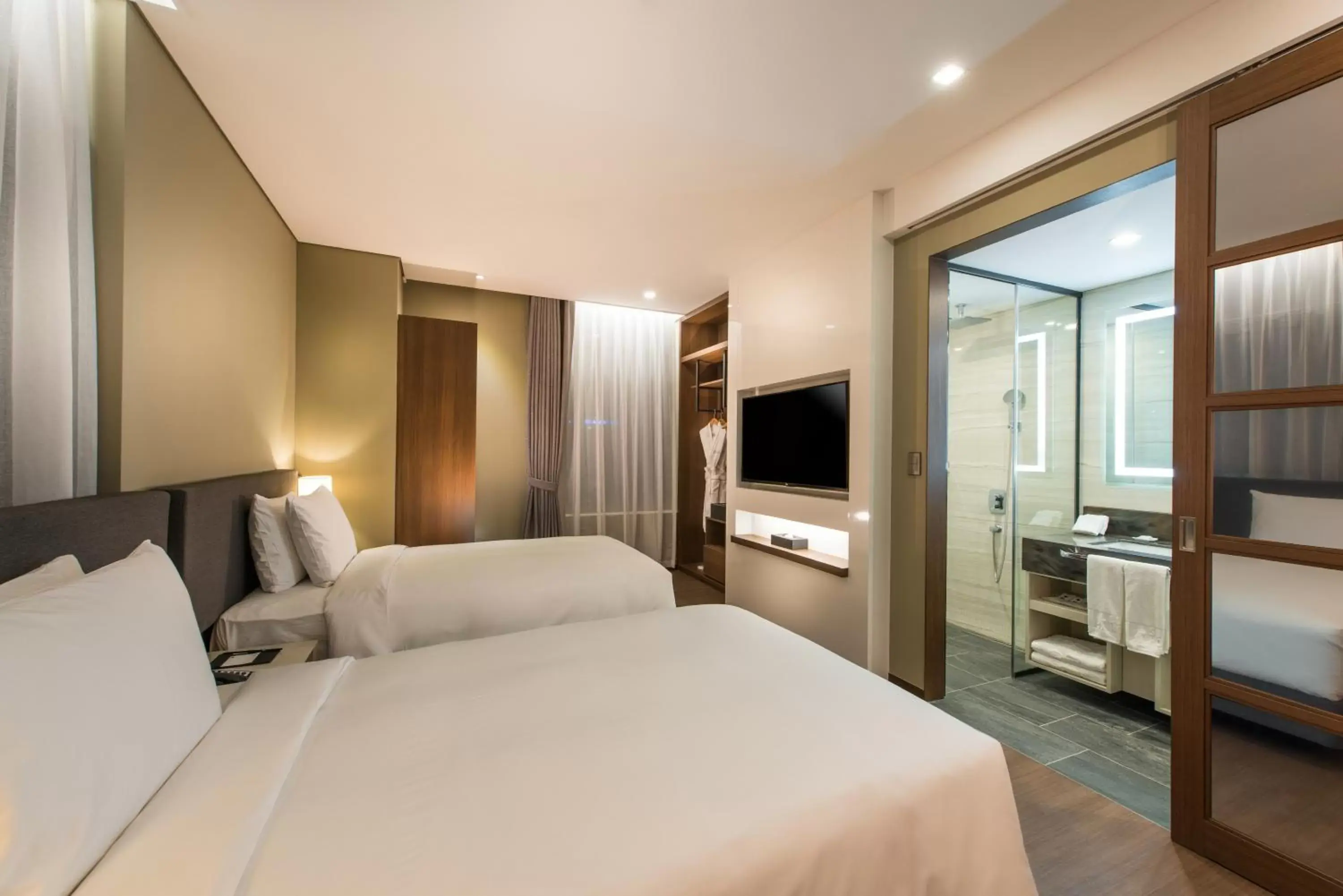 Shower, Bed in ENA Suite Hotel Namdaemun