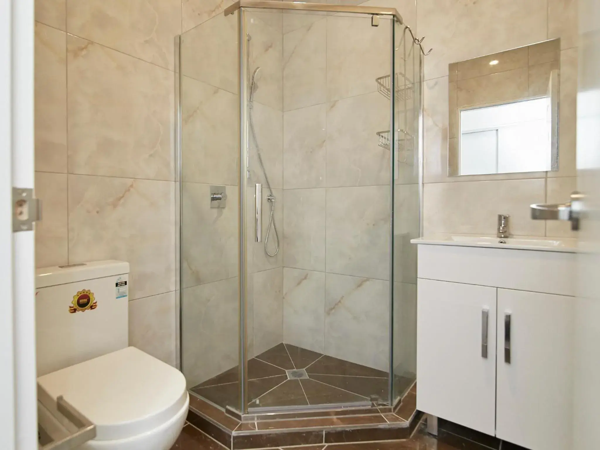 Shower, Bathroom in Three Palms Lodge