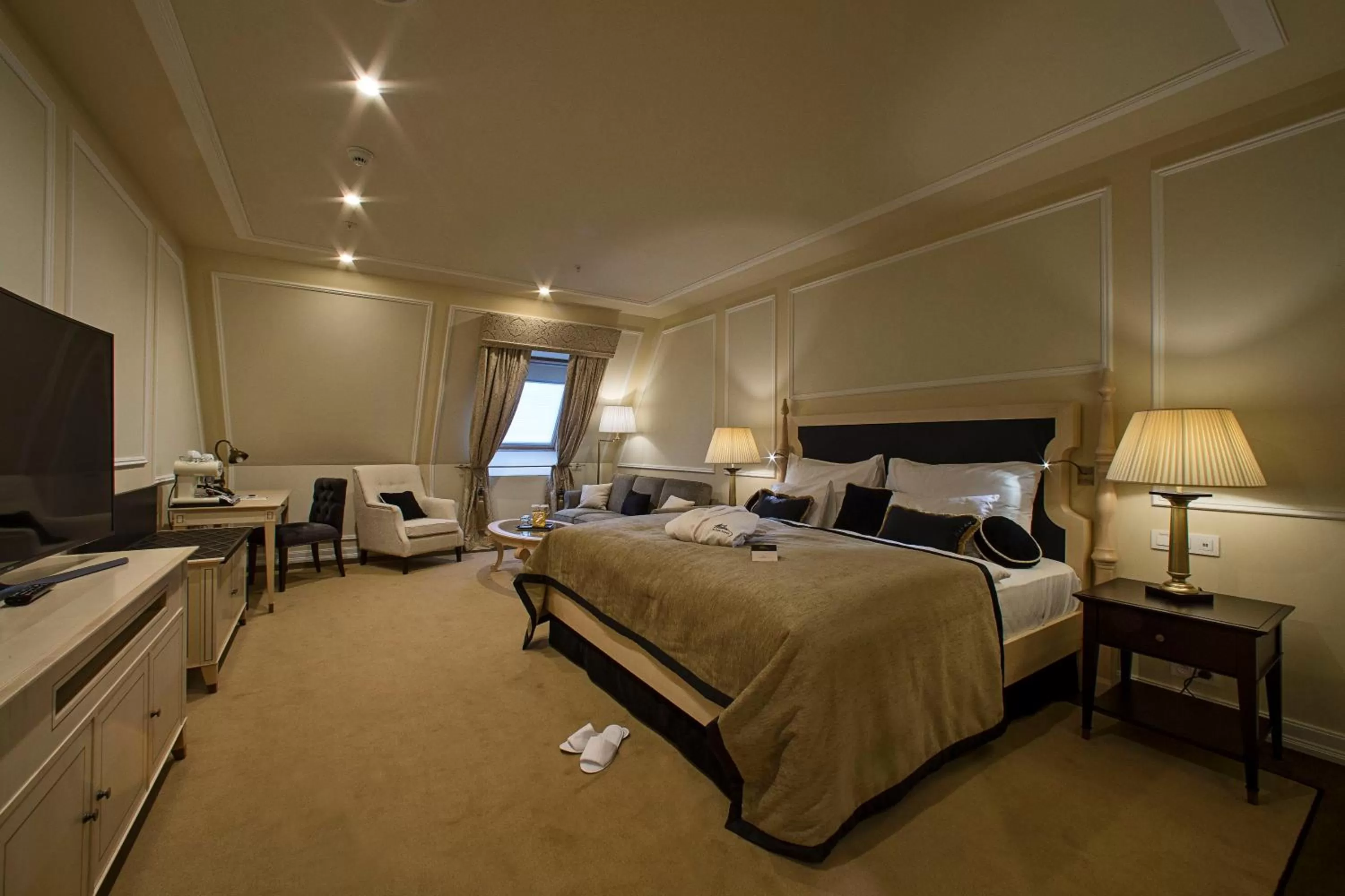 Bedroom, Bed in Wilson Palace by LOFT