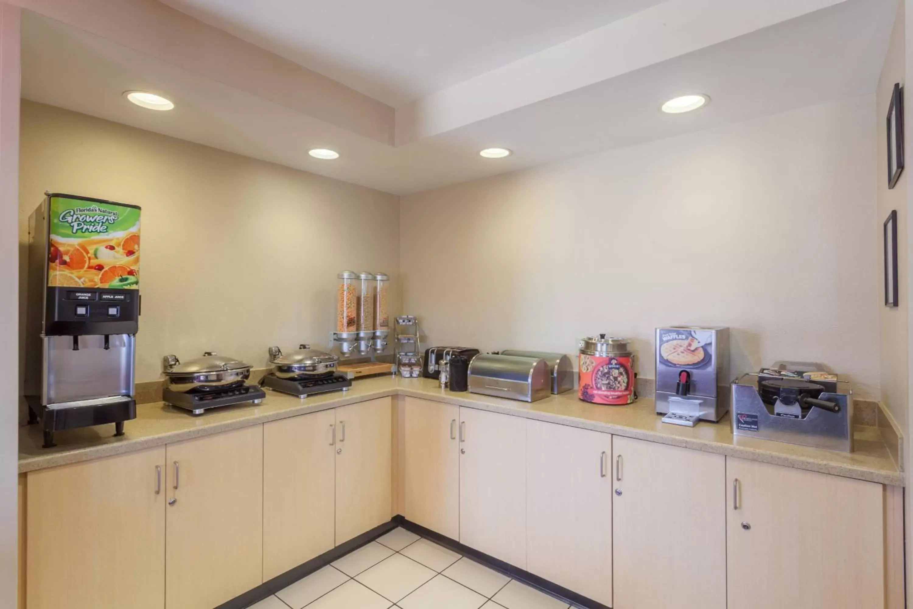 Breakfast, Kitchen/Kitchenette in TownePlace Suites Huntsville