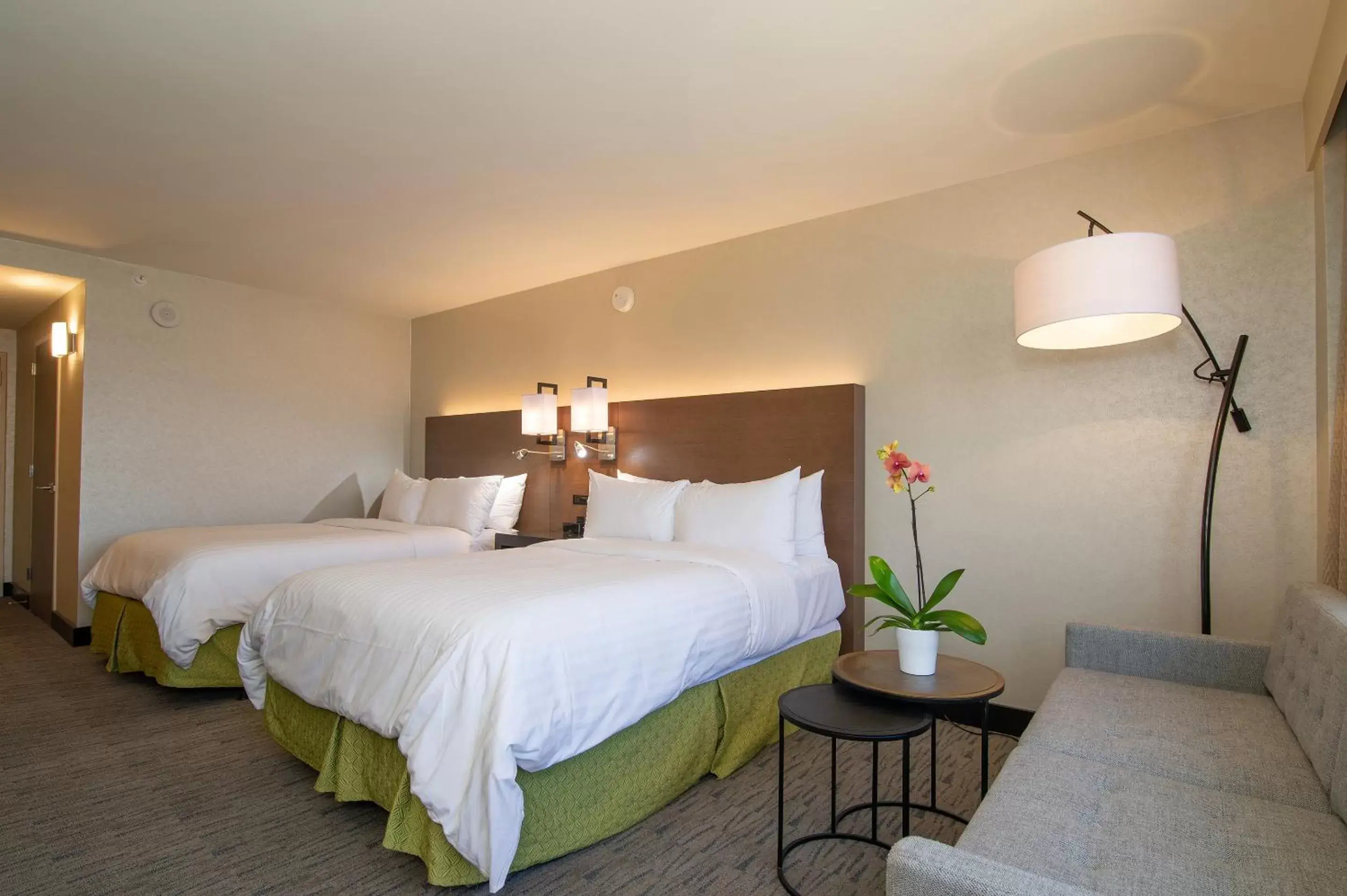 Bedroom, Bed in Miyako Hotel Los Angeles