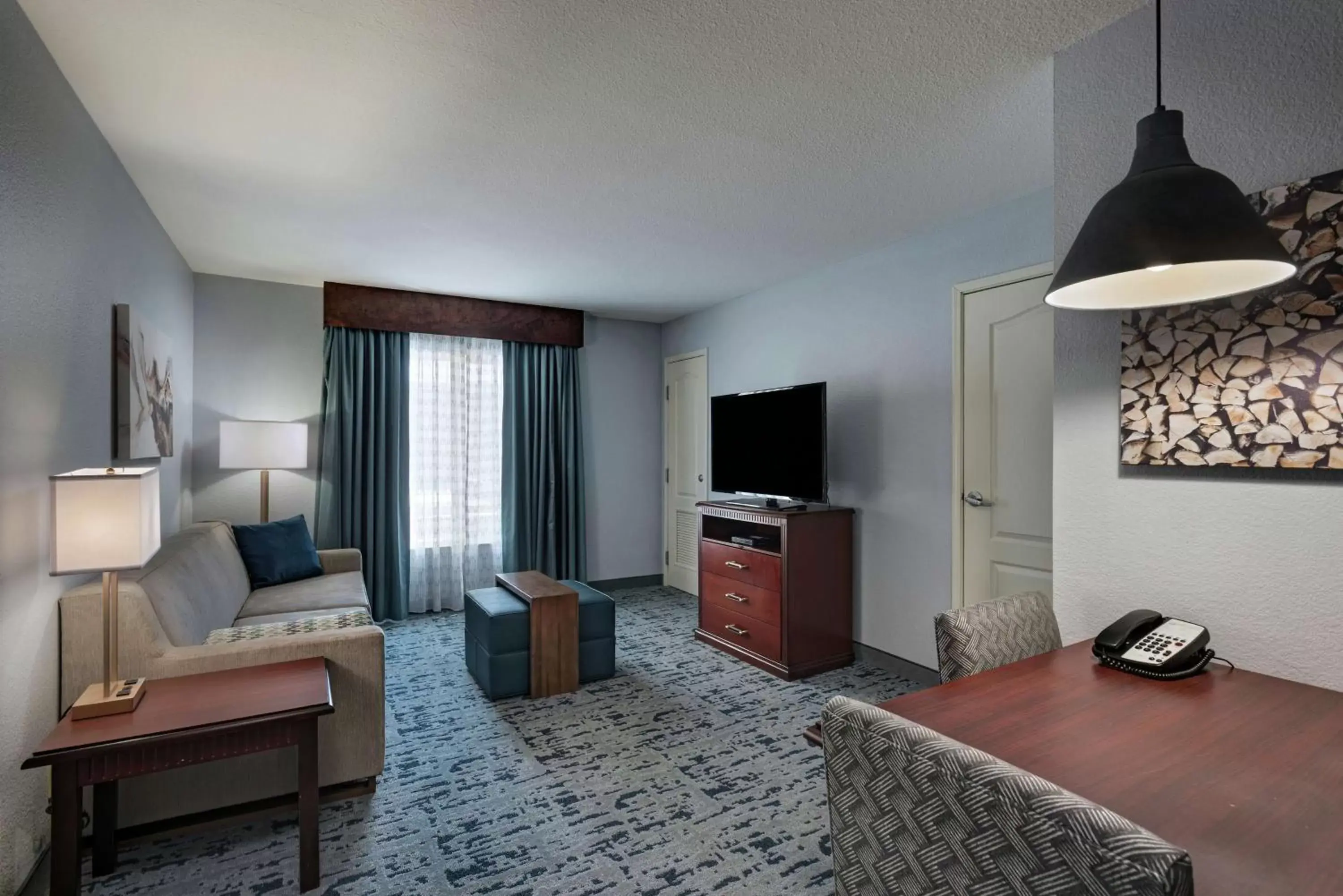 Bedroom, TV/Entertainment Center in Homewood Suites by Hilton Fort Collins