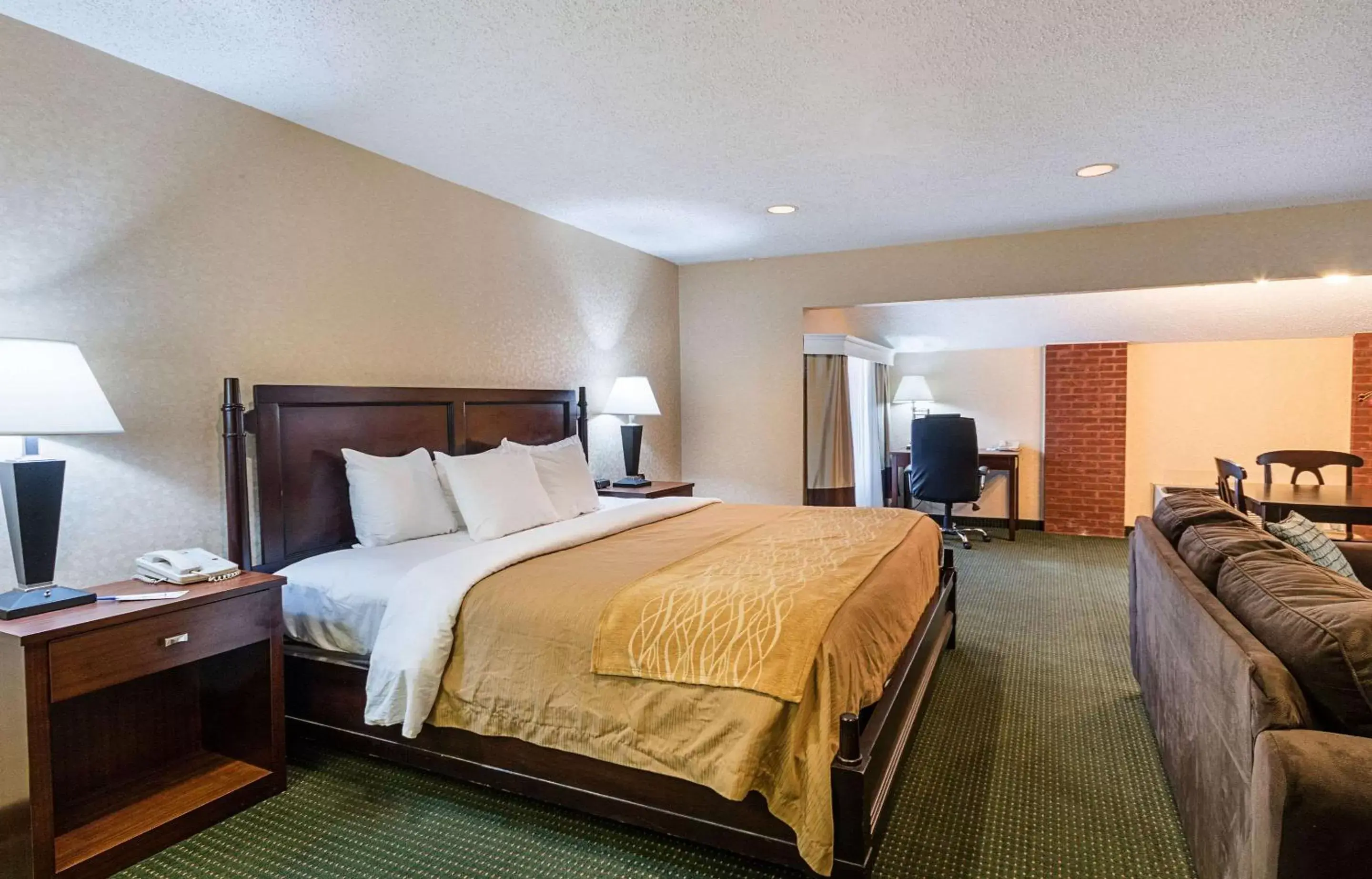 Photo of the whole room, Bed in Quality Inn Parkersburg North-Vienna